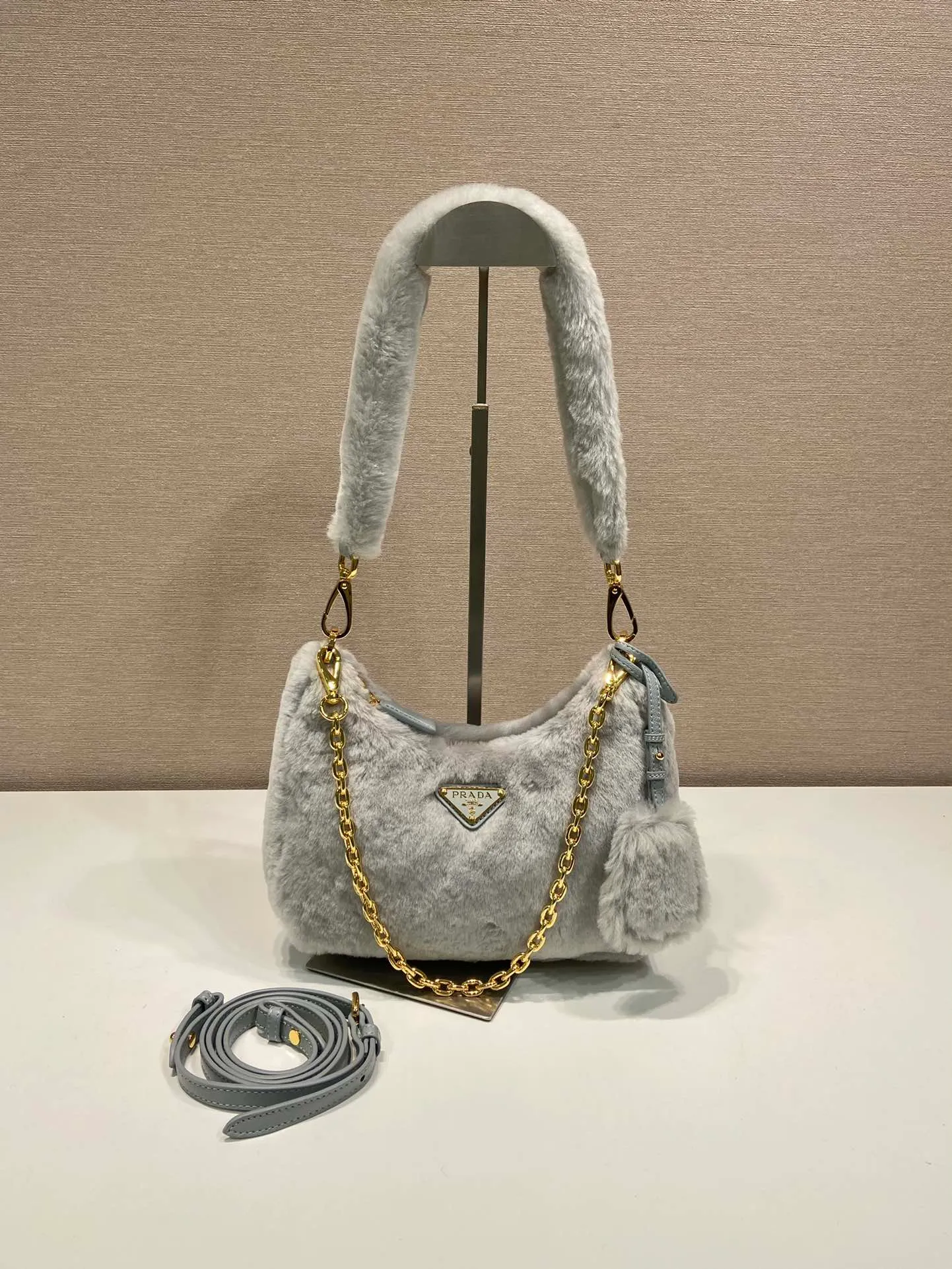 💰1520🎉Hobo fur bag🎉1BC204 new goat hair🎉🎉 This Hobo fur bag is made of imported goats and is equipped with a detachable fur shoulder strap and chain. It adds a touch of sexiness under the armpit bag and is also equipped with a detachable long shoulder strap. Babies who like sportsexy can carry it cross-body and continue to create a concave shape easily. It is highly functional. What I love most is that there is a small pendant hanging on the shoulder strap. So beautiful🎉🎉 A must-have in winter, I love it for babies. Get it now. Length 23x Height 17x Bottom 8cm🎉🎉🎉
