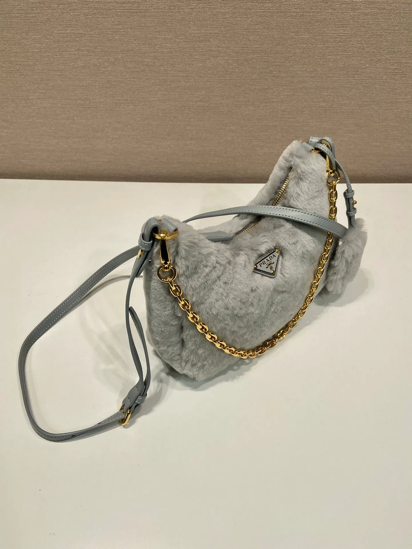 💰1520🎉Hobo fur bag🎉1BC204 new goat hair🎉🎉 This Hobo fur bag is made of imported goats and is equipped with a detachable fur shoulder strap and chain. It adds a touch of sexiness under the armpit bag and is also equipped with a detachable long shoulder strap. Babies who like sportsexy can carry it cross-body and continue to create a concave shape easily. It is highly functional. What I love most is that there is a small pendant hanging on the shoulder strap. So beautiful🎉🎉 A must-have in winter, I love it for babies. Get it now. Length 23x Height 17x Bottom 8cm🎉🎉🎉