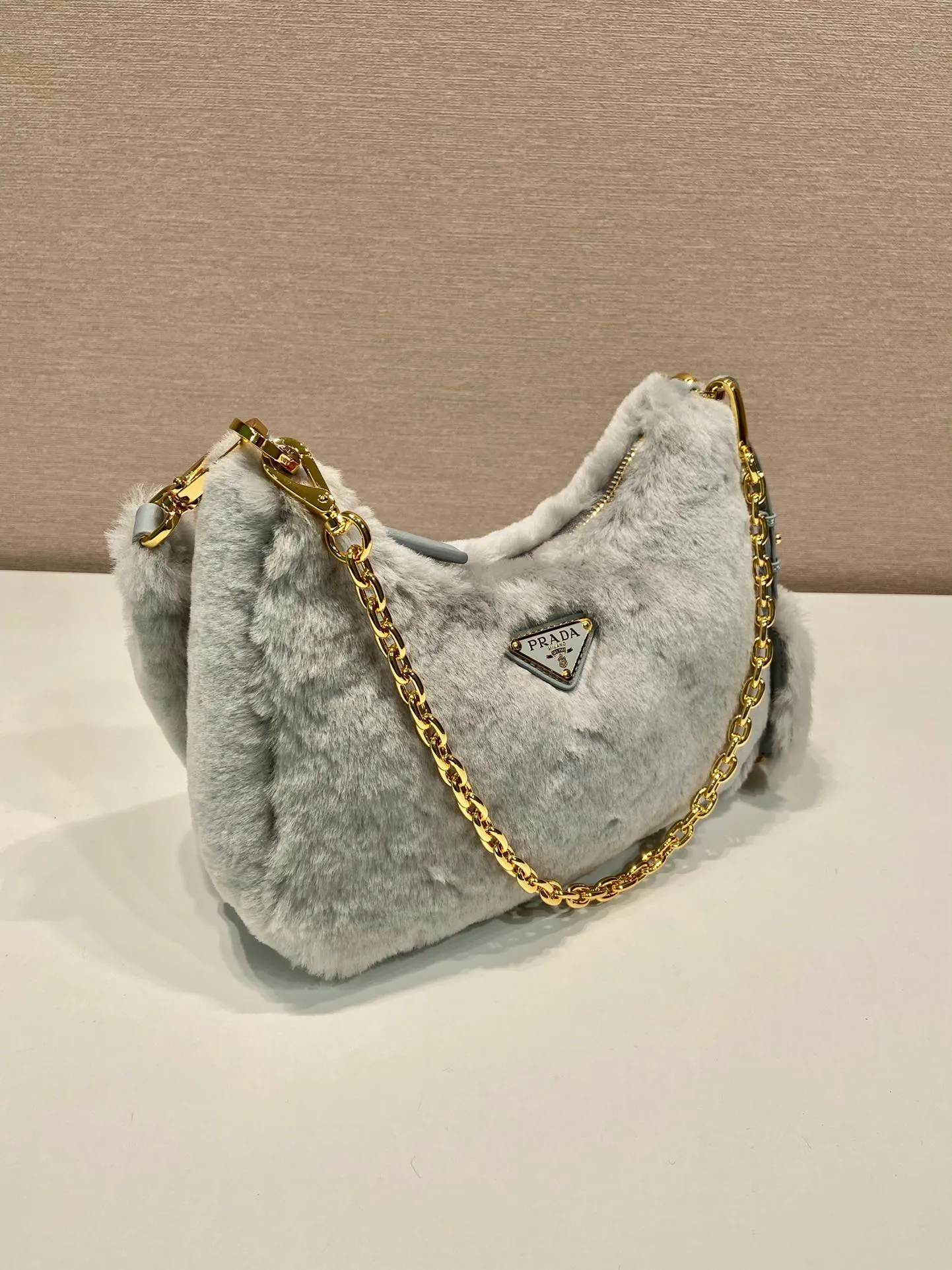 💰1520🎉Hobo fur bag🎉1BC204 new goat hair🎉🎉 This Hobo fur bag is made of imported goats and is equipped with a detachable fur shoulder strap and chain. It adds a touch of sexiness under the armpit bag and is also equipped with a detachable long shoulder strap. Babies who like sportsexy can carry it cross-body and continue to create a concave shape easily. It is highly functional. What I love most is that there is a small pendant hanging on the shoulder strap. So beautiful🎉🎉 A must-have in winter, I love it for babies. Get it now. Length 23x Height 17x Bottom 8cm🎉🎉🎉