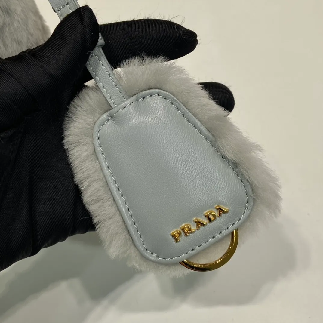 💰1520🎉Hobo fur bag🎉1BC204 new goat hair🎉🎉 This Hobo fur bag is made of imported goats and is equipped with a detachable fur shoulder strap and chain. It adds a touch of sexiness under the armpit bag and is also equipped with a detachable long shoulder strap. Babies who like sportsexy can carry it cross-body and continue to create a concave shape easily. It is highly functional. What I love most is that there is a small pendant hanging on the shoulder strap. So beautiful🎉🎉 A must-have in winter, I love it for babies. Get it now. Length 23x Height 17x Bottom 8cm🎉🎉🎉