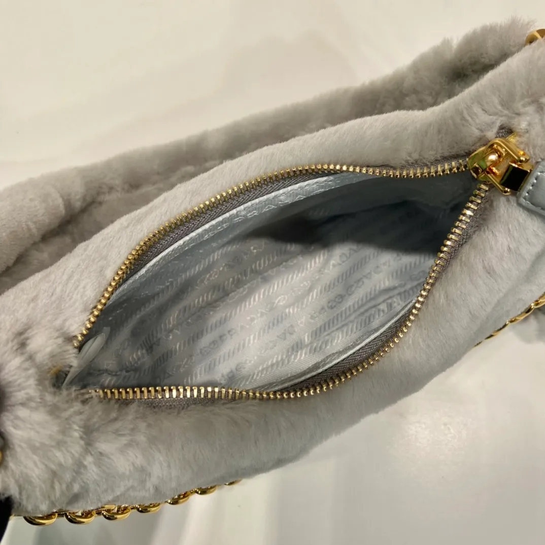 💰1520🎉Hobo fur bag🎉1BC204 new goat hair🎉🎉 This Hobo fur bag is made of imported goats and is equipped with a detachable fur shoulder strap and chain. It adds a touch of sexiness under the armpit bag and is also equipped with a detachable long shoulder strap. Babies who like sportsexy can carry it cross-body and continue to create a concave shape easily. It is highly functional. What I love most is that there is a small pendant hanging on the shoulder strap. So beautiful🎉🎉 A must-have in winter, I love it for babies. Get it now. Length 23x Height 17x Bottom 8cm🎉🎉🎉