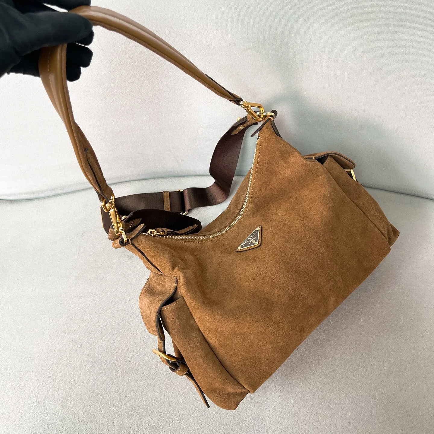 💰1520✨New product debut✨2025 new popular Explore handbag large size 1BC264, super versatile, good-looking, fashionable and trendy people must buy it! Not only practical, lightweight but also good-looking, with super large capacity. Triangle brand signature + imported suede. Lightweight and practical design combines sports and versatile elements. Equipped with two detachable and adjustable webbing straps. The fluffy and soft shape goes well with clothes. The multi-pocket design meets the functional needs of traveling and commuting. It is simply great👏... Unisex style for both men and women🉑️ Size: 32*22*11.5cm Cocoa Brown