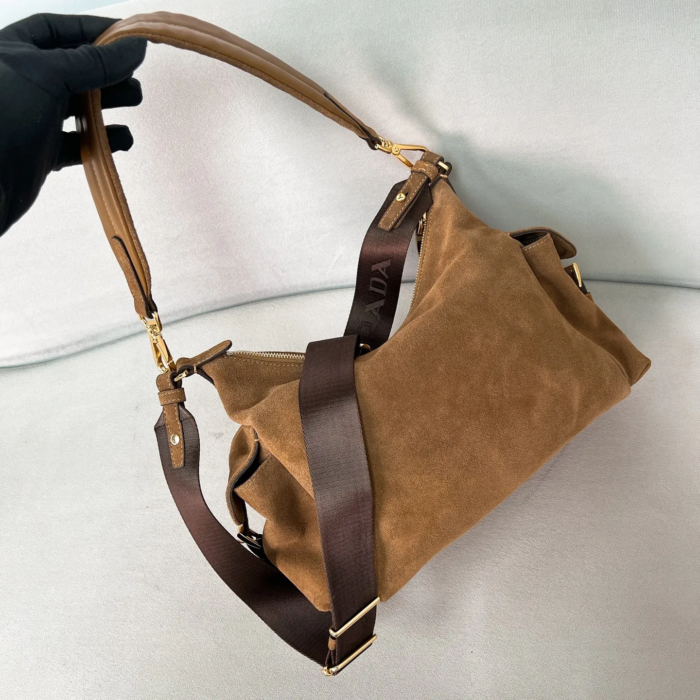 💰1520✨New product debut✨2025 new popular Explore handbag large size 1BC264, super versatile, good-looking, fashionable and trendy people must buy it! Not only practical, lightweight but also good-looking, with super large capacity. Triangle brand signature + imported suede. Lightweight and practical design combines sports and versatile elements. Equipped with two detachable and adjustable webbing straps. The fluffy and soft shape goes well with clothes. The multi-pocket design meets the functional needs of traveling and commuting. It is simply great👏... Unisex style for both men and women🉑️ Size: 32*22*11.5cm Cocoa Brown