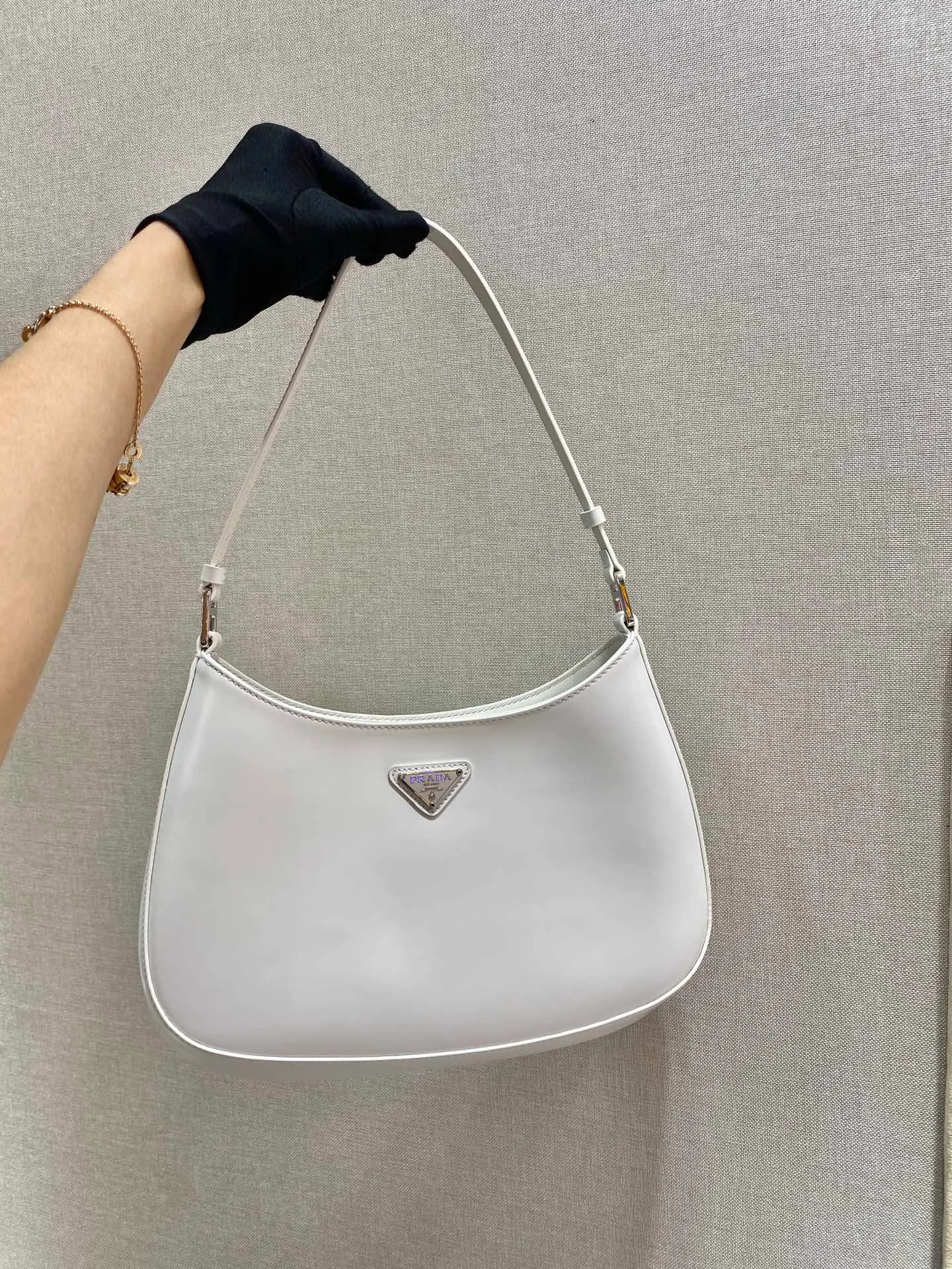 💰1120🎉New armpit bag🎉New second-hand armpit bag😘😘 This year's hot second-hand armpit bag has always been very popular. The whole leather is delicate and smooth. The special-shaped bag design is cool and fashionable. Length 26.5x Height 15x Bottom 4cm