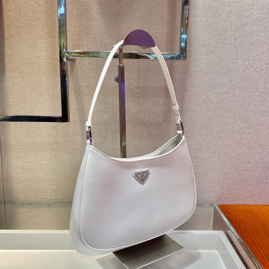 💰1120🎉New armpit bag🎉New second-hand armpit bag😘😘 This year's hot second-hand armpit bag has always been very popular. The whole leather is delicate and smooth. The special-shaped bag design is cool and fashionable. Length 26.5x Height 15x Bottom 4cm
