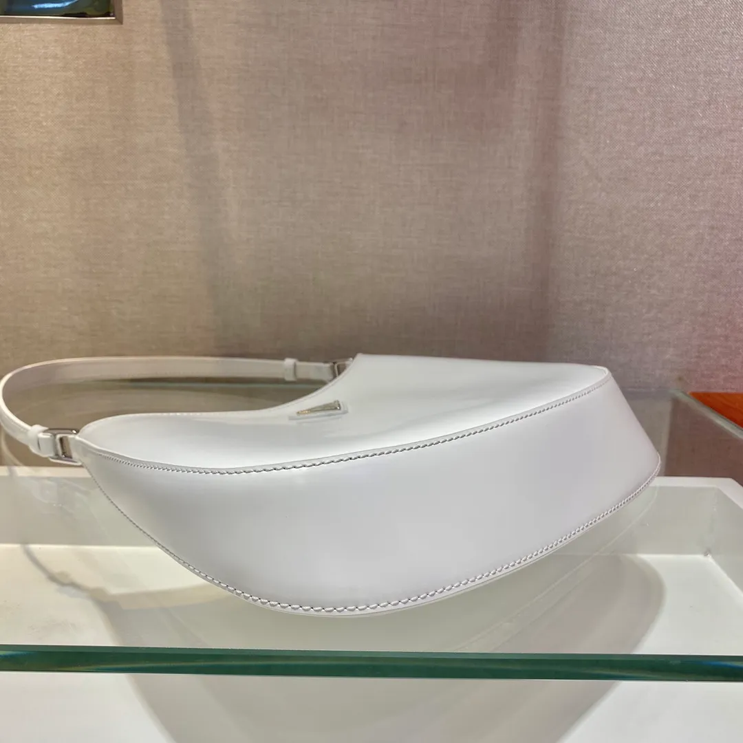 💰1120🎉New armpit bag🎉New second-hand armpit bag😘😘 This year's hot second-hand armpit bag has always been very popular. The whole leather is delicate and smooth. The special-shaped bag design is cool and fashionable. Length 26.5x Height 15x Bottom 4cm