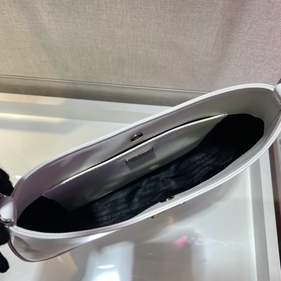 💰1120🎉New armpit bag🎉New second-hand armpit bag😘😘 This year's hot second-hand armpit bag has always been very popular. The whole leather is delicate and smooth. The special-shaped bag design is cool and fashionable. Length 26.5x Height 15x Bottom 4cm