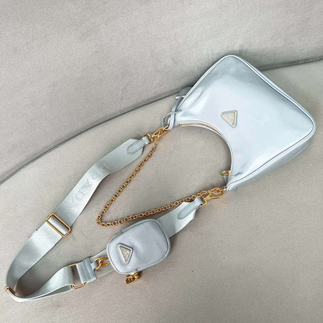 💰1000🌟New product Hobo three-in-one gold buckle 1BH204 Hobo three-in-one has become a mainstream fashion trend! Super versatile and good-looking, fashionable people must buy it! It is not only practical, lightweight but also beautiful. The detachable pouch hanging ornaments and spacious internal compartments are simply great👏... Unisex style for both men and women🉑️ Hand-held, shoulder and cross-body style with three uses, the new favorite of fashion trendsetters. The perfect details are comparable to brick cabinets. Super 5🌟Review Size: 22*18*6.5