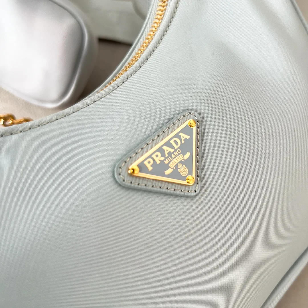 💰1000🌟New product Hobo three-in-one gold buckle 1BH204 Hobo three-in-one has become a mainstream fashion trend! Super versatile and good-looking, fashionable people must buy it! It is not only practical, lightweight but also beautiful. The detachable pouch hanging ornaments and spacious internal compartments are simply great👏... Unisex style for both men and women🉑️ Hand-held, shoulder and cross-body style with three uses, the new favorite of fashion trendsetters. The perfect details are comparable to brick cabinets. Super 5🌟Review Size: 22*18*6.5