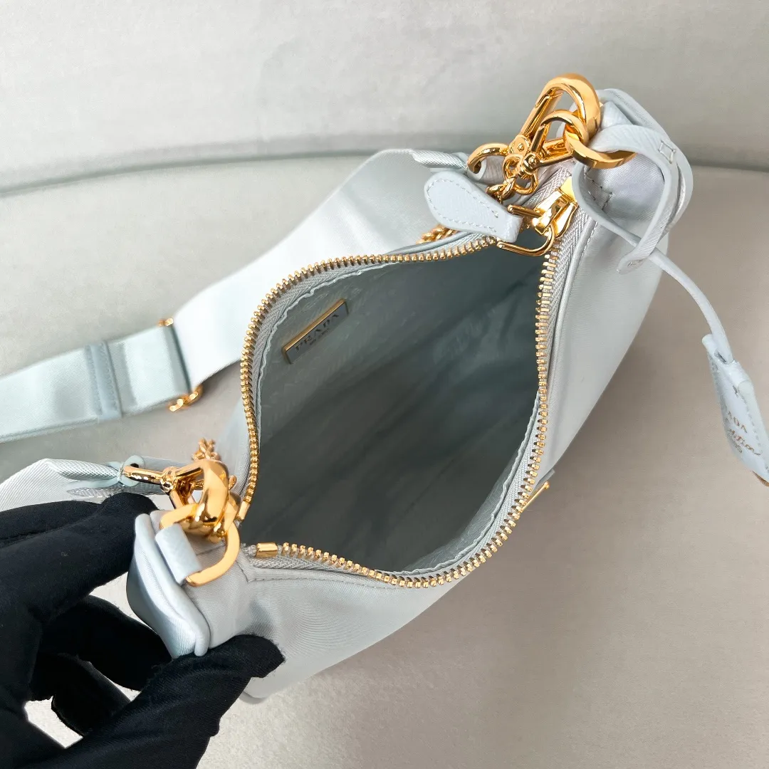 💰1000🌟New product Hobo three-in-one gold buckle 1BH204 Hobo three-in-one has become a mainstream fashion trend! Super versatile and good-looking, fashionable people must buy it! It is not only practical, lightweight but also beautiful. The detachable pouch hanging ornaments and spacious internal compartments are simply great👏... Unisex style for both men and women🉑️ Hand-held, shoulder and cross-body style with three uses, the new favorite of fashion trendsetters. The perfect details are comparable to brick cabinets. Super 5🌟Review Size: 22*18*6.5