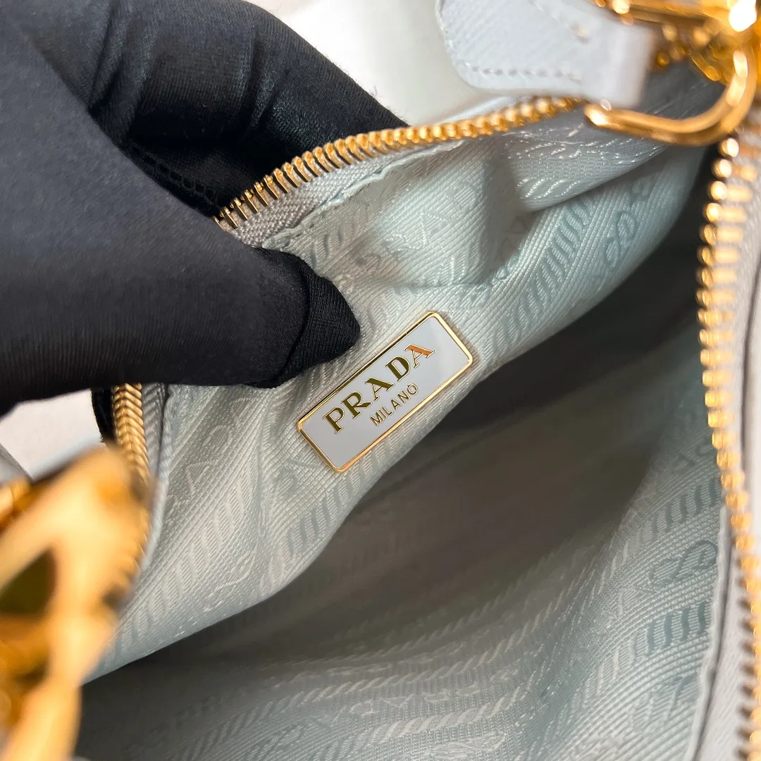 💰1000🌟New product Hobo three-in-one gold buckle 1BH204 Hobo three-in-one has become a mainstream fashion trend! Super versatile and good-looking, fashionable people must buy it! It is not only practical, lightweight but also beautiful. The detachable pouch hanging ornaments and spacious internal compartments are simply great👏... Unisex style for both men and women🉑️ Hand-held, shoulder and cross-body style with three uses, the new favorite of fashion trendsetters. The perfect details are comparable to brick cabinets. Super 5🌟Review Size: 22*18*6.5