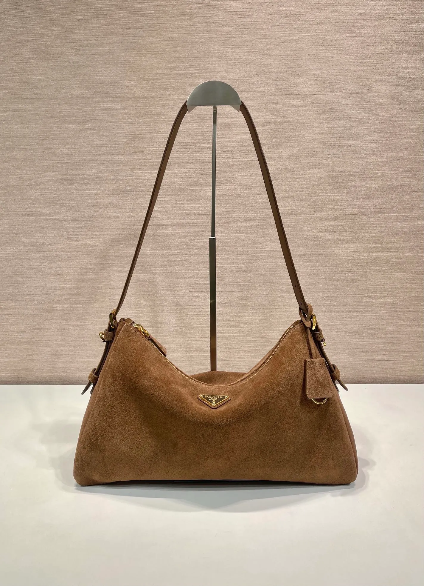 💰1560🎉New Aimee underarm bag🎉1BC228 suede🎉🎉 This leather Hobo underarm bag has a simple design and is made of imported suede (nubuck leather) with a metal triangular enamel logo on the front. It is equipped with a detachable leather shoulder strap. The leather is delicate and soft, practical, lightweight and has a large capacity. 😂😂 High-end and versatile, another fashion hit. Hurry up and get it, it’s so beautiful👏👏 Length 39x height 24x bottom 12cm