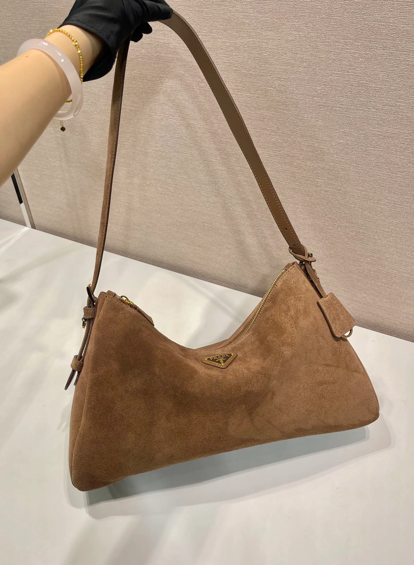 💰1560🎉New Aimee underarm bag🎉1BC228 suede🎉🎉 This leather Hobo underarm bag has a simple design and is made of imported suede (nubuck leather) with a metal triangular enamel logo on the front. It is equipped with a detachable leather shoulder strap. The leather is delicate and soft, practical, lightweight and has a large capacity. 😂😂 High-end and versatile, another fashion hit. Hurry up and get it, it’s so beautiful👏👏 Length 39x height 24x bottom 12cm