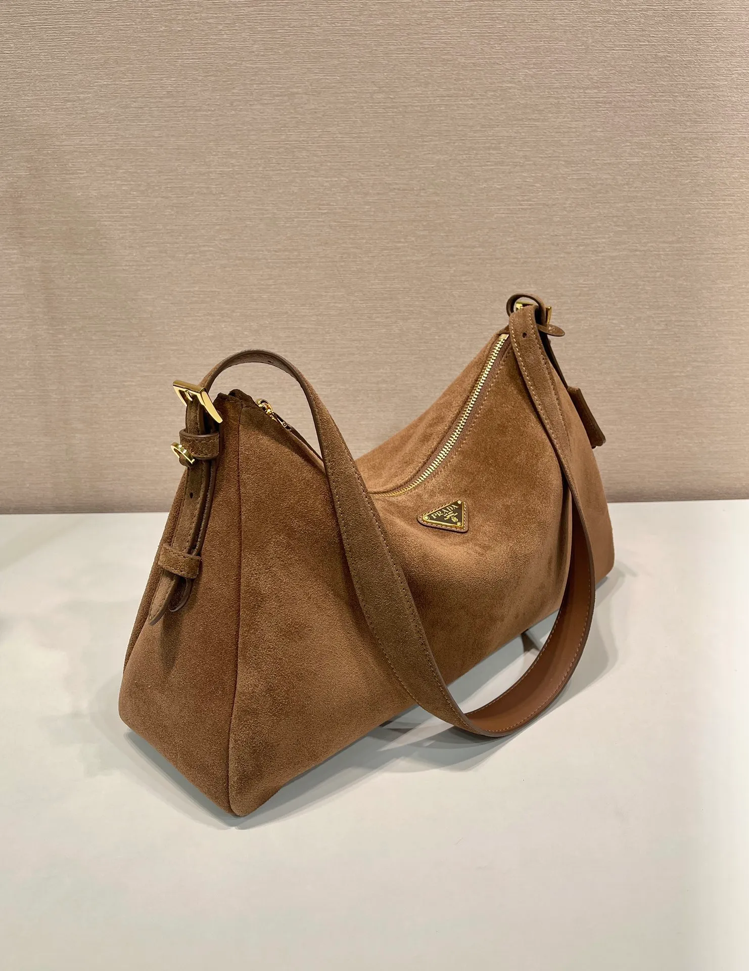 💰1560🎉New Aimee underarm bag🎉1BC228 suede🎉🎉 This leather Hobo underarm bag has a simple design and is made of imported suede (nubuck leather) with a metal triangular enamel logo on the front. It is equipped with a detachable leather shoulder strap. The leather is delicate and soft, practical, lightweight and has a large capacity. 😂😂 High-end and versatile, another fashion hit. Hurry up and get it, it’s so beautiful👏👏 Length 39x height 24x bottom 12cm