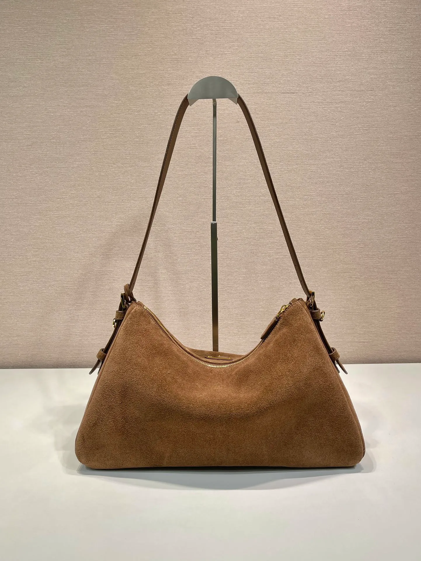 💰1560🎉New Aimee underarm bag🎉1BC228 suede🎉🎉 This leather Hobo underarm bag has a simple design and is made of imported suede (nubuck leather) with a metal triangular enamel logo on the front. It is equipped with a detachable leather shoulder strap. The leather is delicate and soft, practical, lightweight and has a large capacity. 😂😂 High-end and versatile, another fashion hit. Hurry up and get it, it’s so beautiful👏👏 Length 39x height 24x bottom 12cm