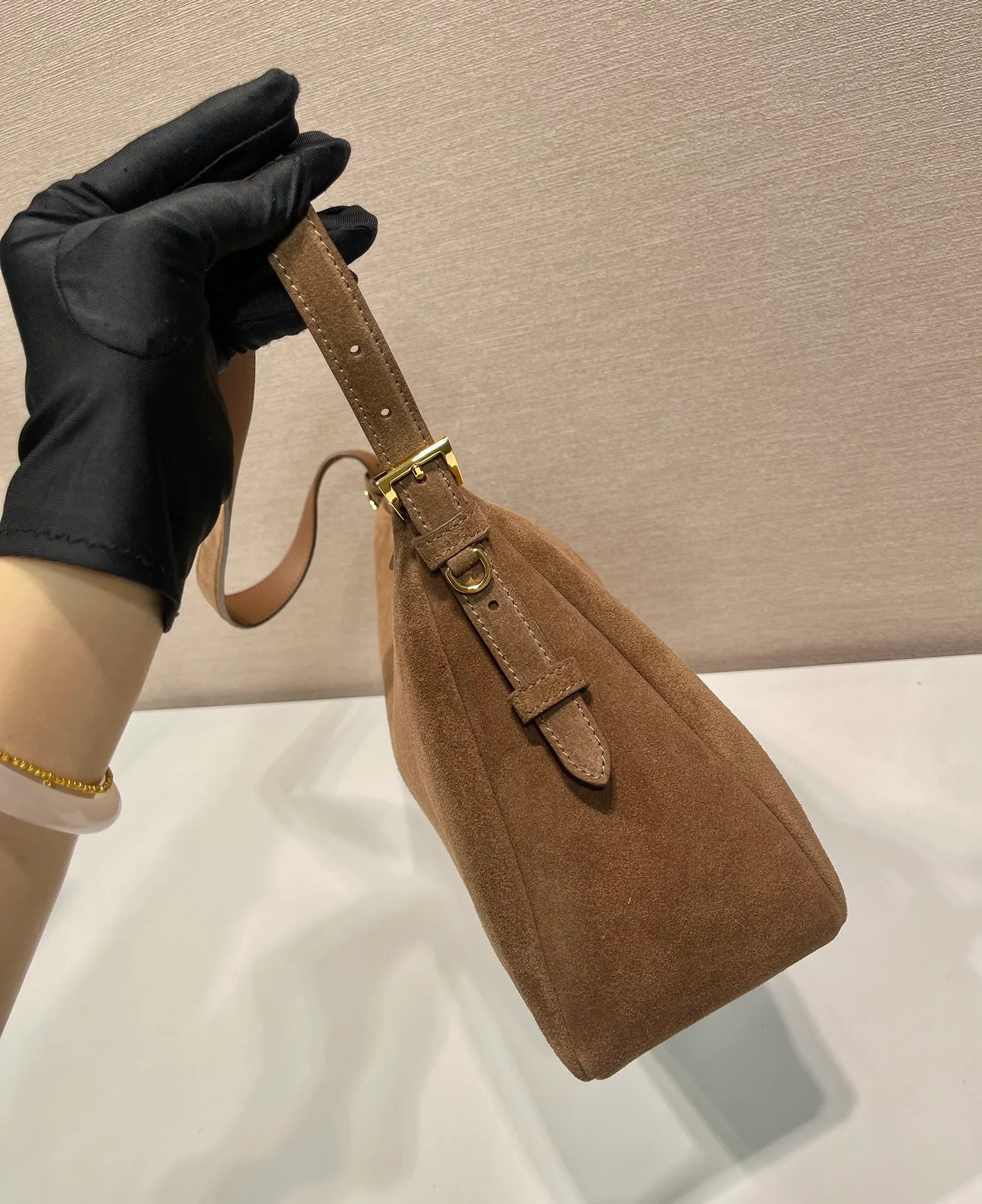 💰1560🎉New Aimee underarm bag🎉1BC228 suede🎉🎉 This leather Hobo underarm bag has a simple design and is made of imported suede (nubuck leather) with a metal triangular enamel logo on the front. It is equipped with a detachable leather shoulder strap. The leather is delicate and soft, practical, lightweight and has a large capacity. 😂😂 High-end and versatile, another fashion hit. Hurry up and get it, it’s so beautiful👏👏 Length 39x height 24x bottom 12cm