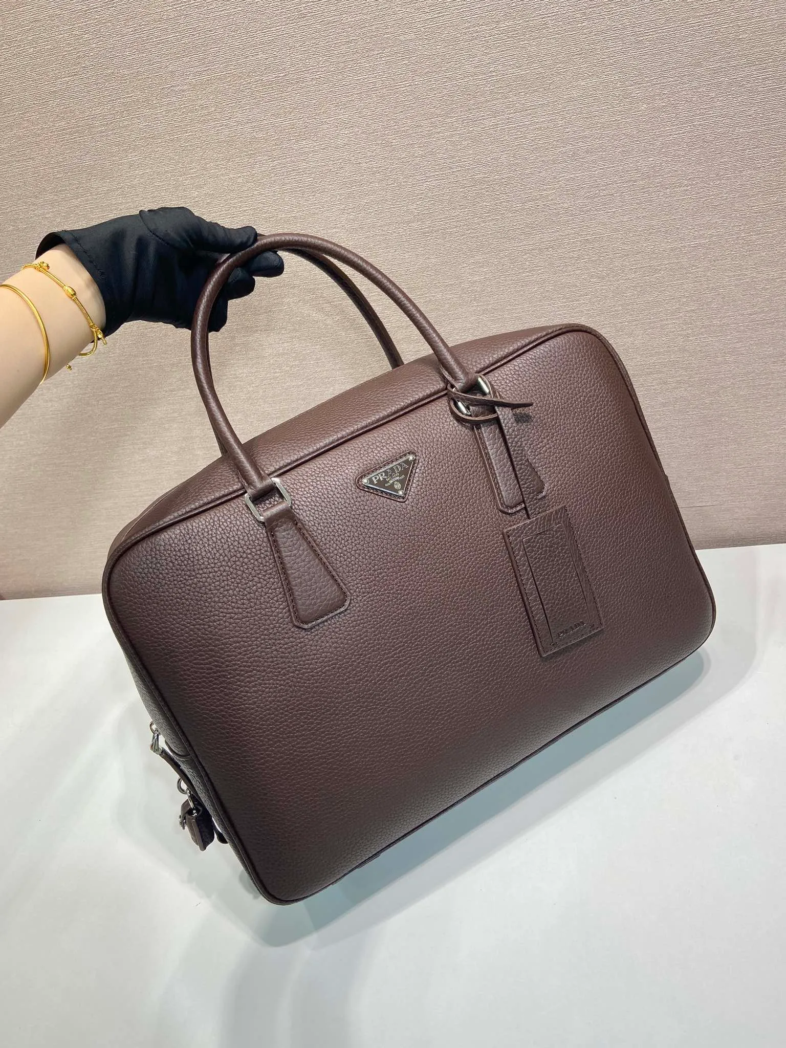 💰2160🎉New briefcase🎉2VE027 with lock🎉🎉 Made of soft deerskin cowhide, its functional silhouette is embellished with refined and classic details, closure and lock, removable leather name tag, interior zipper pocket and patch pocket, large capacity. Another popular style that will never go out of style🎉🎉Handsome guys, hurry up and get it🎉🎉 Length 40x Height 28x Bottom 12.5cm🎉🎉🎉💰💰💰
