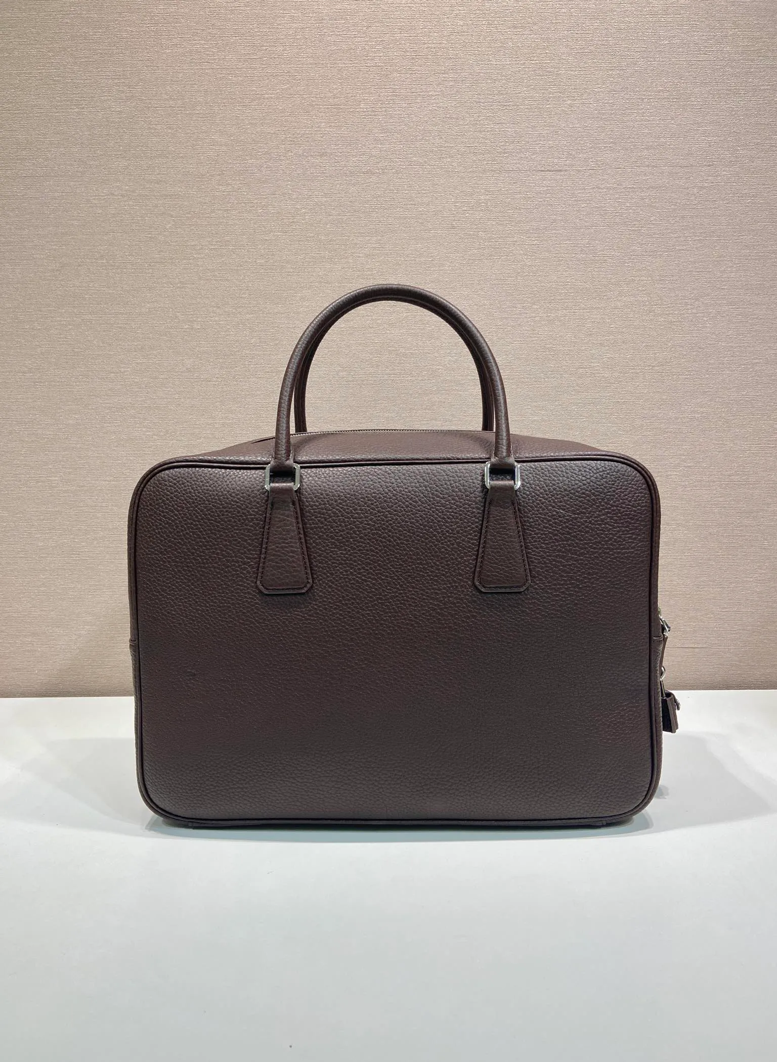 💰2160🎉New briefcase🎉2VE027 with lock🎉🎉 Made of soft deerskin cowhide, its functional silhouette is embellished with refined and classic details, closure and lock, removable leather name tag, interior zipper pocket and patch pocket, large capacity. Another popular style that will never go out of style🎉🎉Handsome guys, hurry up and get it🎉🎉 Length 40x Height 28x Bottom 12.5cm🎉🎉🎉💰💰💰
