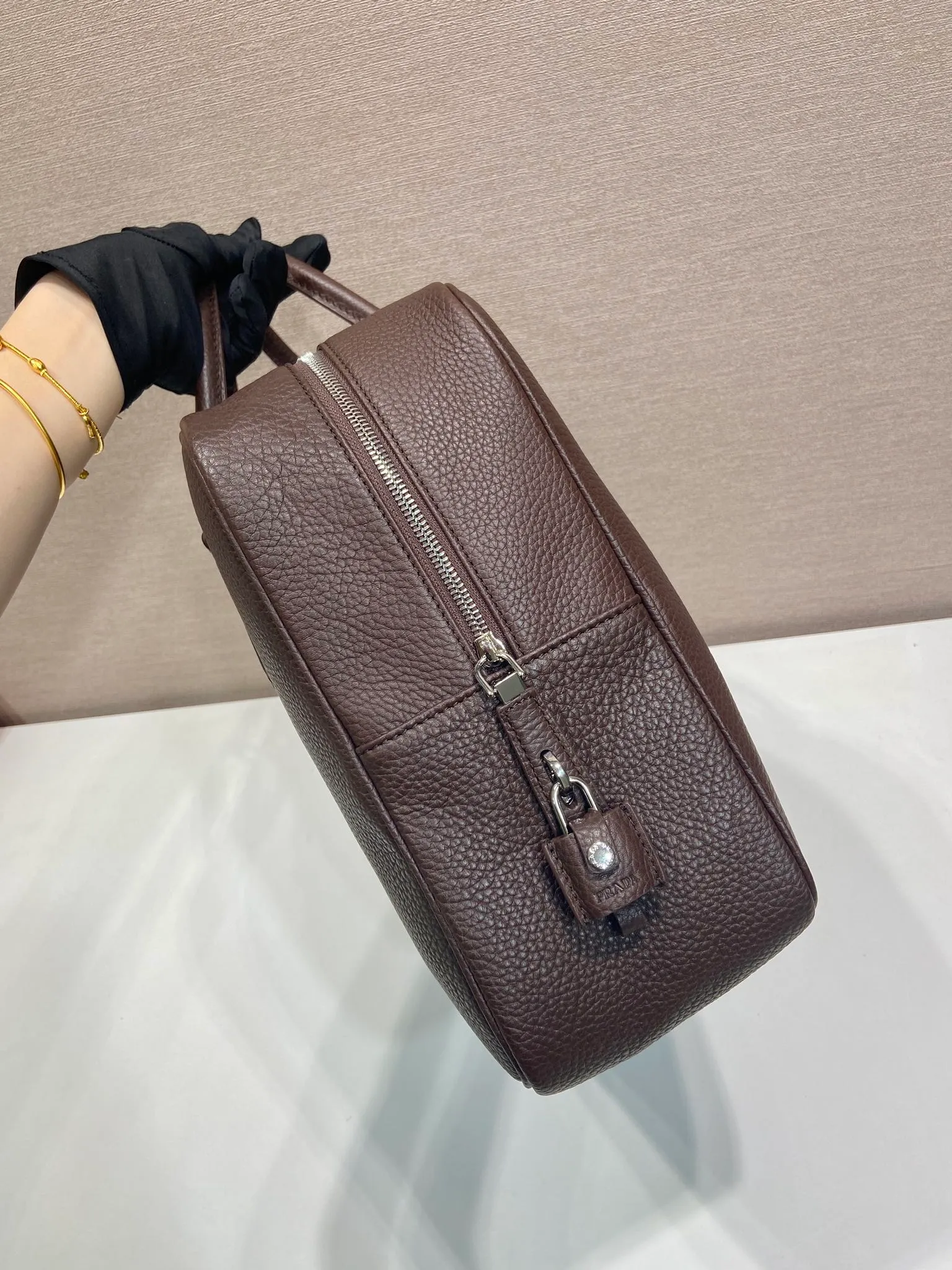 💰2160🎉New briefcase🎉2VE027 with lock🎉🎉 Made of soft deerskin cowhide, its functional silhouette is embellished with refined and classic details, closure and lock, removable leather name tag, interior zipper pocket and patch pocket, large capacity. Another popular style that will never go out of style🎉🎉Handsome guys, hurry up and get it🎉🎉 Length 40x Height 28x Bottom 12.5cm🎉🎉🎉💰💰💰