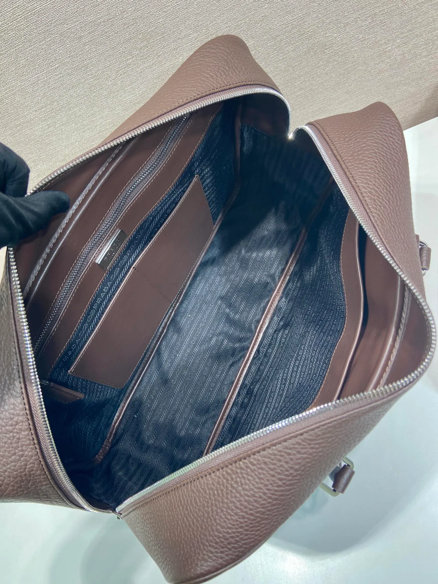 💰2160🎉New briefcase🎉2VE027 with lock🎉🎉 Made of soft deerskin cowhide, its functional silhouette is embellished with refined and classic details, closure and lock, removable leather name tag, interior zipper pocket and patch pocket, large capacity. Another popular style that will never go out of style🎉🎉Handsome guys, hurry up and get it🎉🎉 Length 40x Height 28x Bottom 12.5cm🎉🎉🎉💰💰💰
