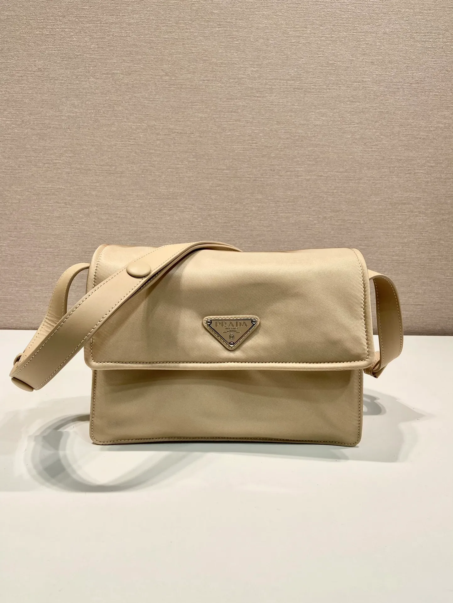 💰1120🎉The most popular mini messenger bag🎉New color/so cute😘This shoulder bag is made of unique padded nylon, and is equipped with an adjustable leather shoulder strap and a back pocket. The metal accessories give a touch of bright color and is low-key overall. Luxurious and versatile, the only difference is that it is not detachable. This design is more simple, but the style is still the same. 🙊🙊If you like babies, hurry up and get it. It is unisex and a popular style that will never go out of style. 👏👏Mini size🙊 Style number 1BD258, length 23.5x18x bottom 11cm