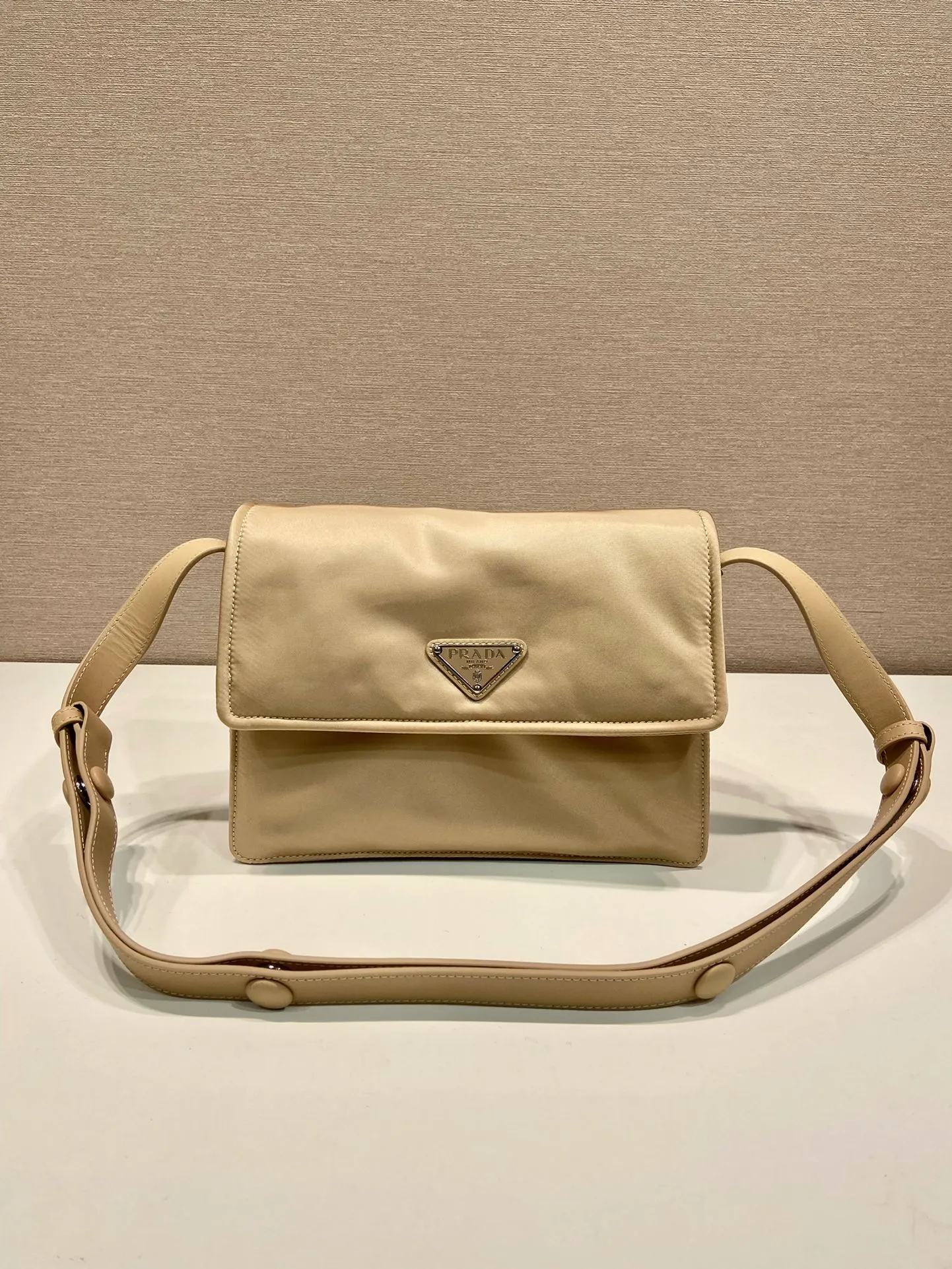 💰1120🎉The most popular mini messenger bag🎉New color/so cute😘This shoulder bag is made of unique padded nylon, and is equipped with an adjustable leather shoulder strap and a back pocket. The metal accessories give a touch of bright color and is low-key overall. Luxurious and versatile, the only difference is that it is not detachable. This design is more simple, but the style is still the same. 🙊🙊If you like babies, hurry up and get it. It is unisex and a popular style that will never go out of style. 👏👏Mini size🙊 Style number 1BD258, length 23.5x18x bottom 11cm