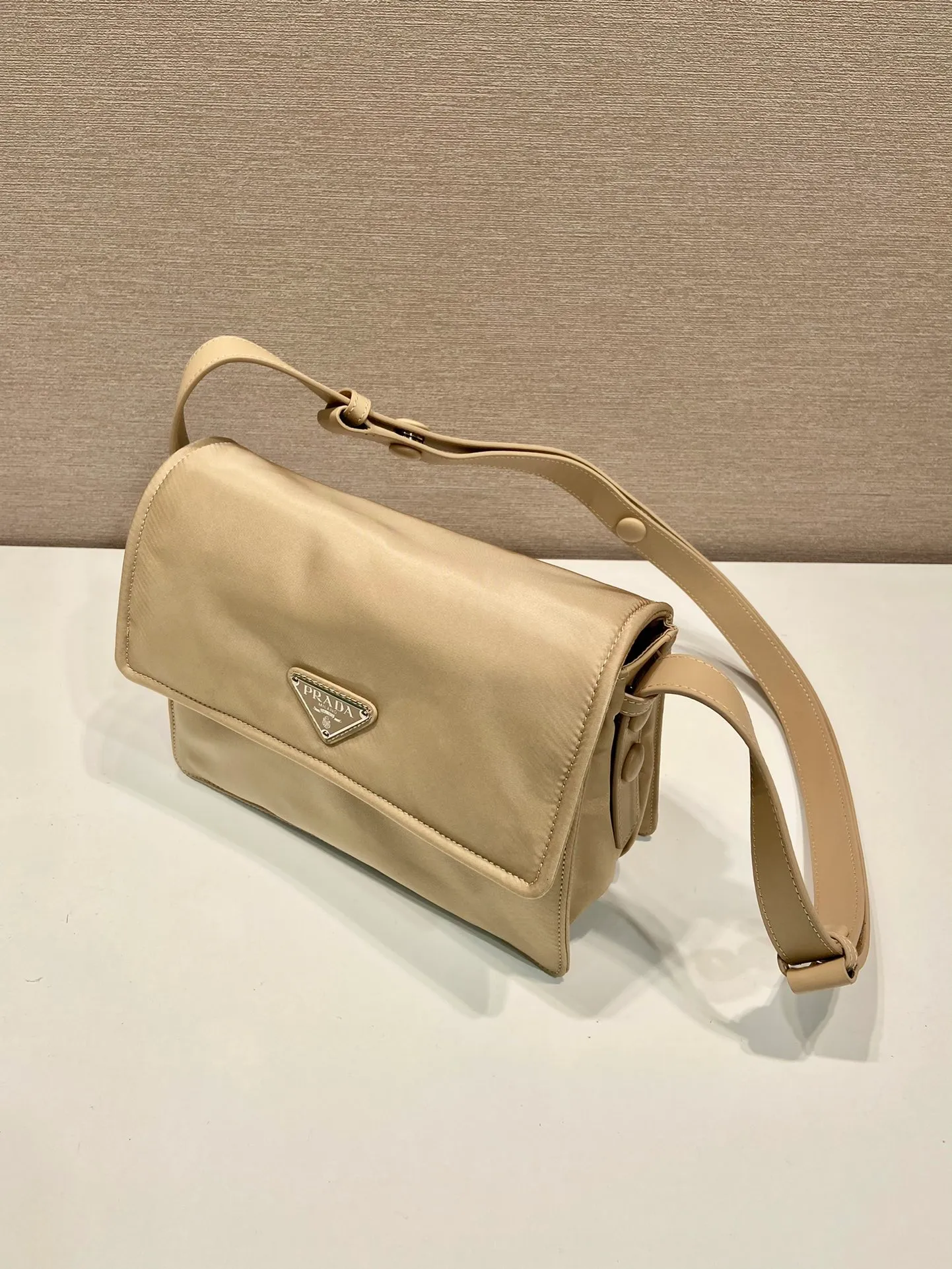 💰1120🎉The most popular mini messenger bag🎉New color/so cute😘This shoulder bag is made of unique padded nylon, and is equipped with an adjustable leather shoulder strap and a back pocket. The metal accessories give a touch of bright color and is low-key overall. Luxurious and versatile, the only difference is that it is not detachable. This design is more simple, but the style is still the same. 🙊🙊If you like babies, hurry up and get it. It is unisex and a popular style that will never go out of style. 👏👏Mini size🙊 Style number 1BD258, length 23.5x18x bottom 11cm