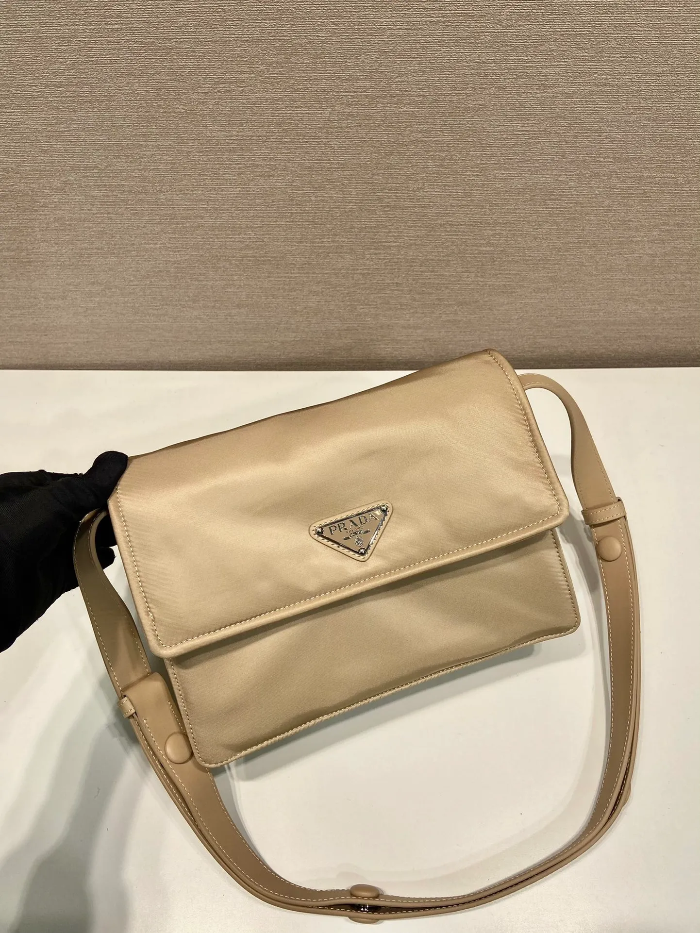 💰1120🎉The most popular mini messenger bag🎉New color/so cute😘This shoulder bag is made of unique padded nylon, and is equipped with an adjustable leather shoulder strap and a back pocket. The metal accessories give a touch of bright color and is low-key overall. Luxurious and versatile, the only difference is that it is not detachable. This design is more simple, but the style is still the same. 🙊🙊If you like babies, hurry up and get it. It is unisex and a popular style that will never go out of style. 👏👏Mini size🙊 Style number 1BD258, length 23.5x18x bottom 11cm