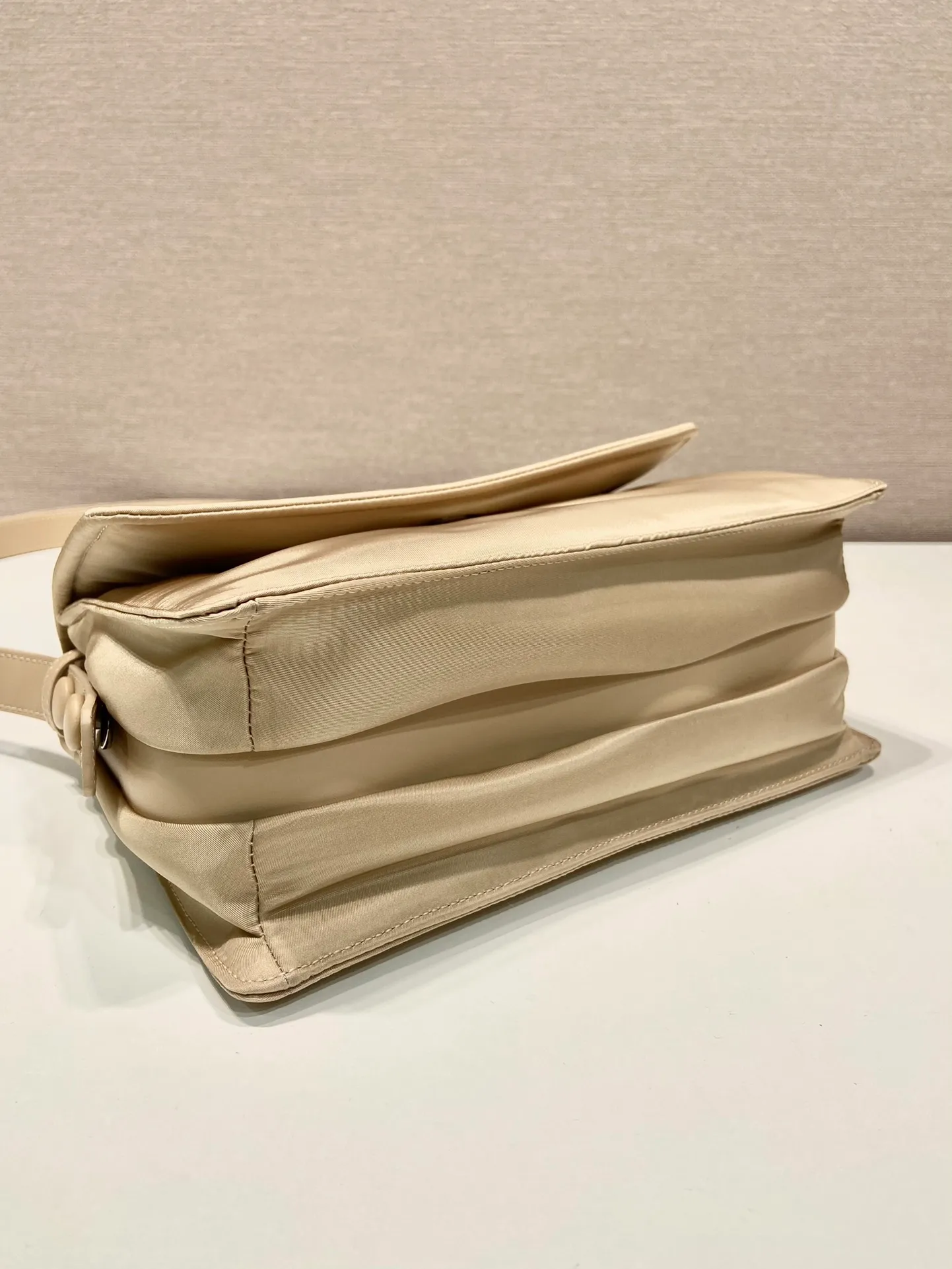 💰1120🎉The most popular mini messenger bag🎉New color/so cute😘This shoulder bag is made of unique padded nylon, and is equipped with an adjustable leather shoulder strap and a back pocket. The metal accessories give a touch of bright color and is low-key overall. Luxurious and versatile, the only difference is that it is not detachable. This design is more simple, but the style is still the same. 🙊🙊If you like babies, hurry up and get it. It is unisex and a popular style that will never go out of style. 👏👏Mini size🙊 Style number 1BD258, length 23.5x18x bottom 11cm