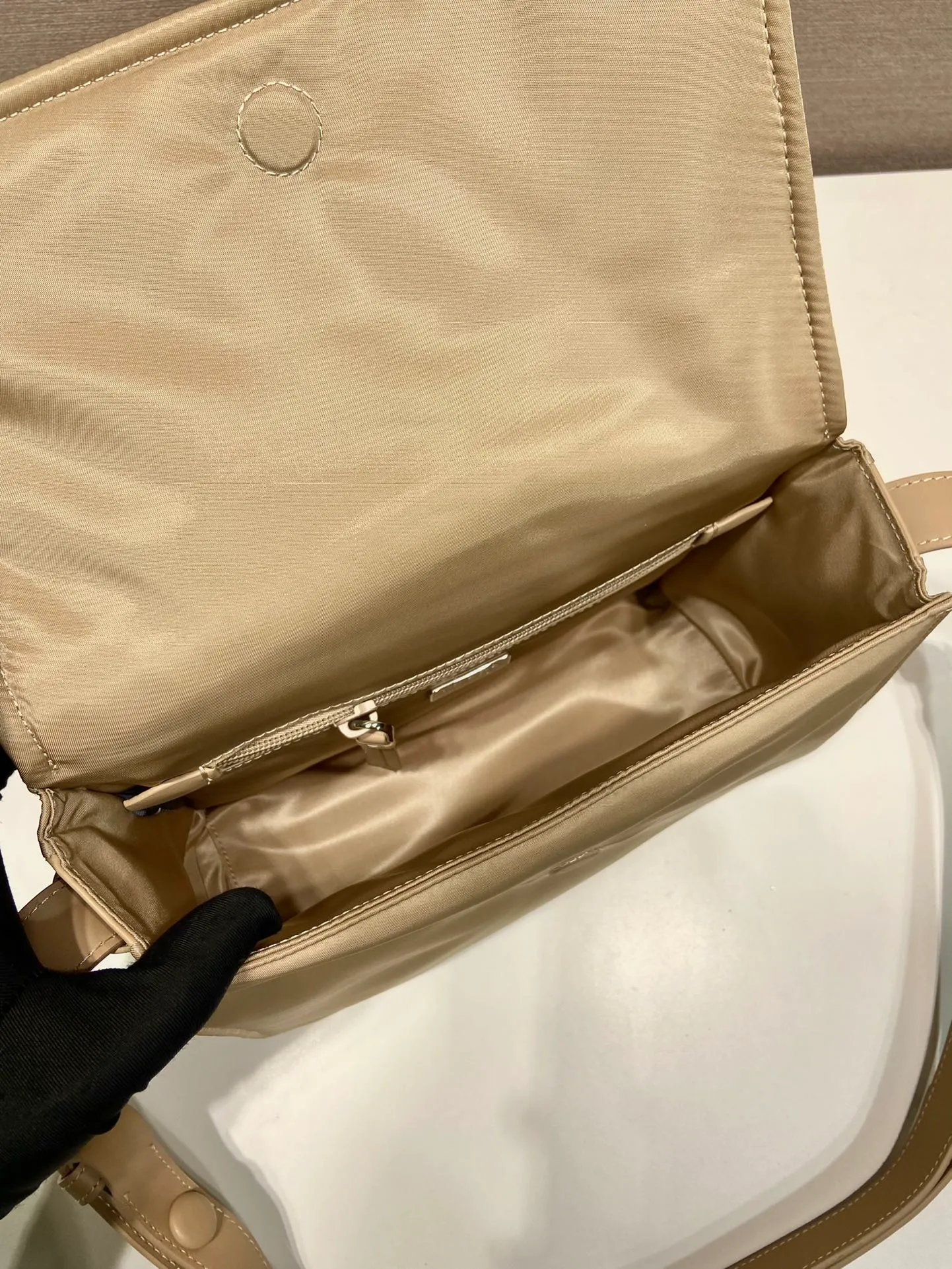 💰1120🎉The most popular mini messenger bag🎉New color/so cute😘This shoulder bag is made of unique padded nylon, and is equipped with an adjustable leather shoulder strap and a back pocket. The metal accessories give a touch of bright color and is low-key overall. Luxurious and versatile, the only difference is that it is not detachable. This design is more simple, but the style is still the same. 🙊🙊If you like babies, hurry up and get it. It is unisex and a popular style that will never go out of style. 👏👏Mini size🙊 Style number 1BD258, length 23.5x18x bottom 11cm