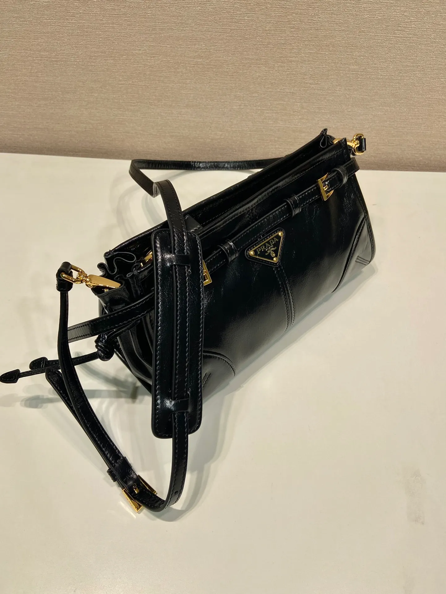 💰1640🎉LusSolf oil wax leather🎉1BA215 crossbody bag🎉 This crossbody bag is made of imported oil wax leather. The shiny color exudes a classic atmosphere. It is equipped with a detachable and adjustable long shoulder strap, which is convenient for shoulder and crossbody carry. It has a very large capacity and is easy to use. It is definitely a must-have for fashionistas. Hurry up and take this retro style crossbody bag home! Length 26x height 14x base 12cm🎉🎉🎉👏👏👏