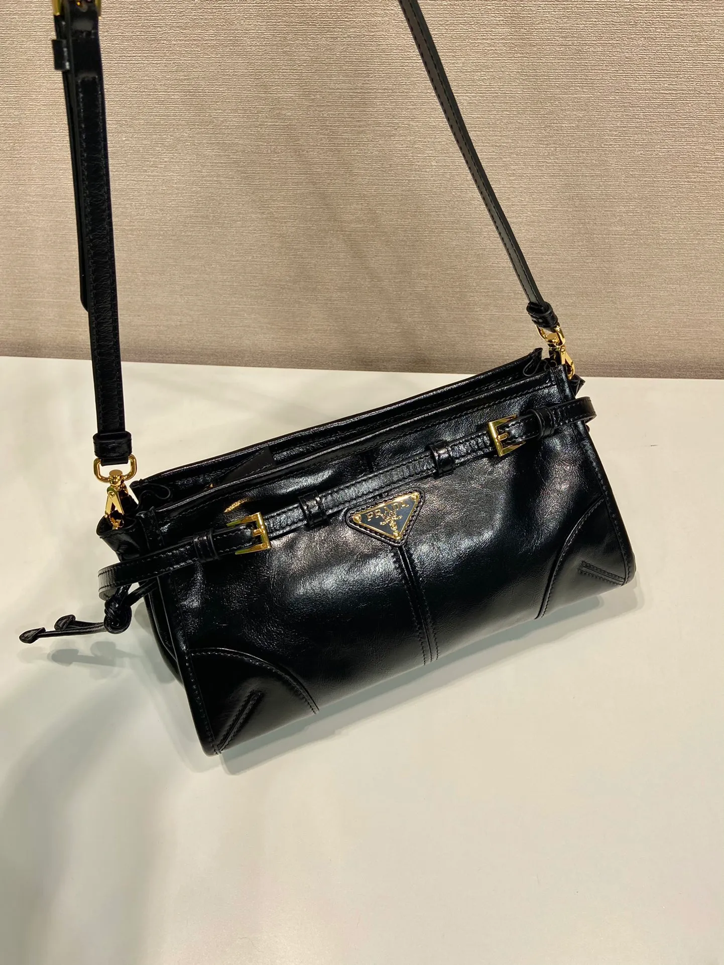 💰1640🎉LusSolf oil wax leather🎉1BA215 crossbody bag🎉 This crossbody bag is made of imported oil wax leather. The shiny color exudes a classic atmosphere. It is equipped with a detachable and adjustable long shoulder strap, which is convenient for shoulder and crossbody carry. It has a very large capacity and is easy to use. It is definitely a must-have for fashionistas. Hurry up and take this retro style crossbody bag home! Length 26x height 14x base 12cm🎉🎉🎉👏👏👏