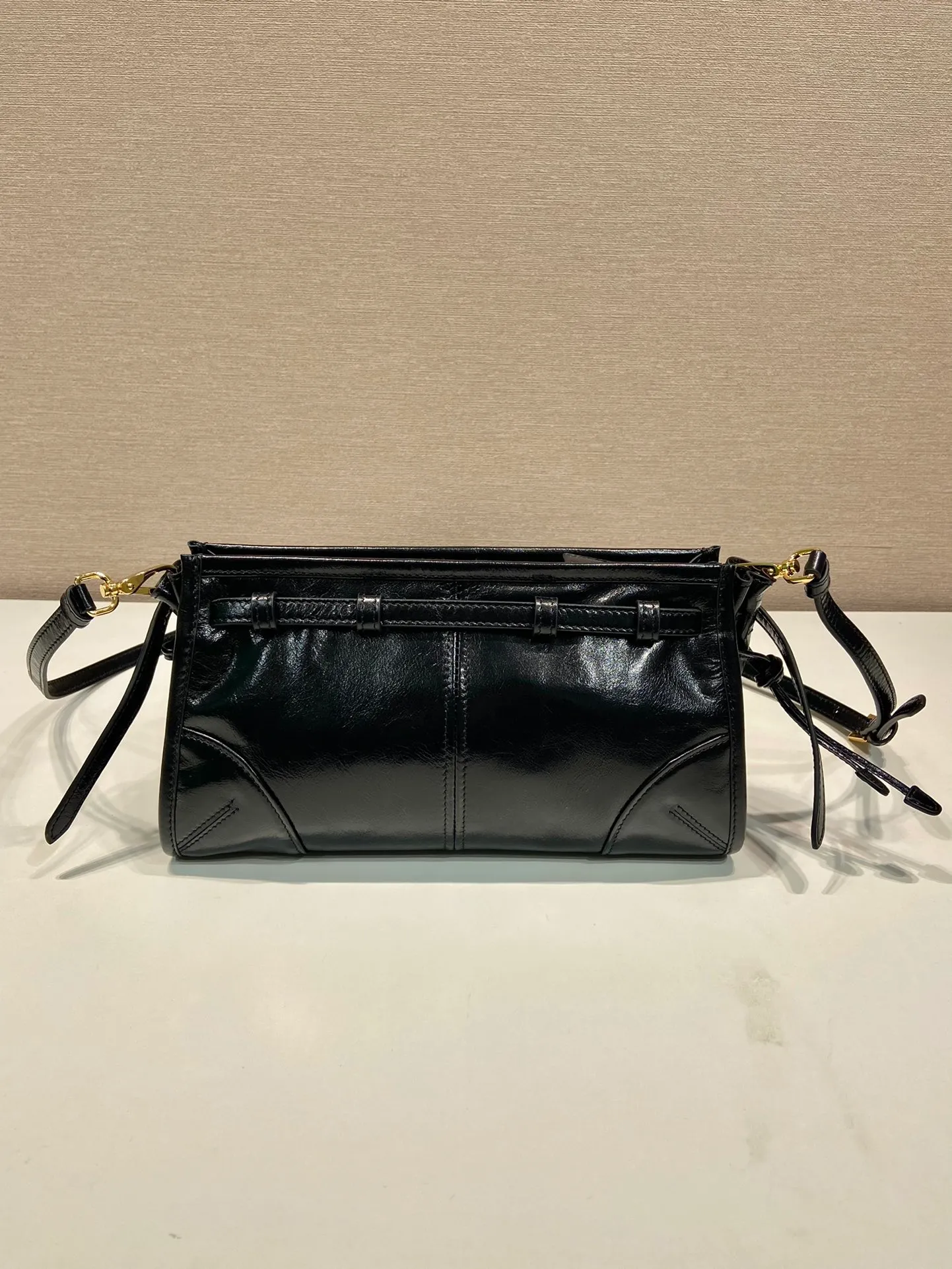 💰1640🎉LusSolf oil wax leather🎉1BA215 crossbody bag🎉 This crossbody bag is made of imported oil wax leather. The shiny color exudes a classic atmosphere. It is equipped with a detachable and adjustable long shoulder strap, which is convenient for shoulder and crossbody carry. It has a very large capacity and is easy to use. It is definitely a must-have for fashionistas. Hurry up and take this retro style crossbody bag home! Length 26x height 14x base 12cm🎉🎉🎉👏👏👏