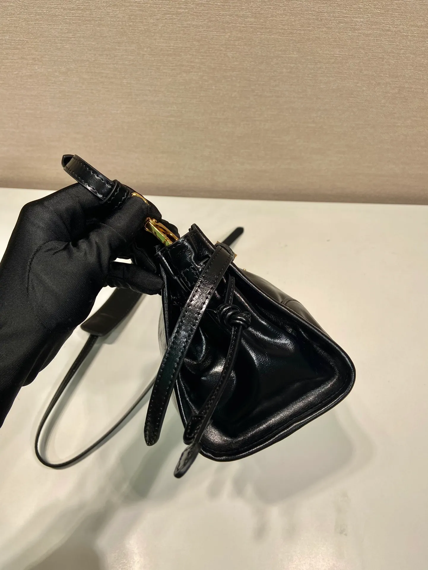 💰1640🎉LusSolf oil wax leather🎉1BA215 crossbody bag🎉 This crossbody bag is made of imported oil wax leather. The shiny color exudes a classic atmosphere. It is equipped with a detachable and adjustable long shoulder strap, which is convenient for shoulder and crossbody carry. It has a very large capacity and is easy to use. It is definitely a must-have for fashionistas. Hurry up and take this retro style crossbody bag home! Length 26x height 14x base 12cm🎉🎉🎉👏👏👏