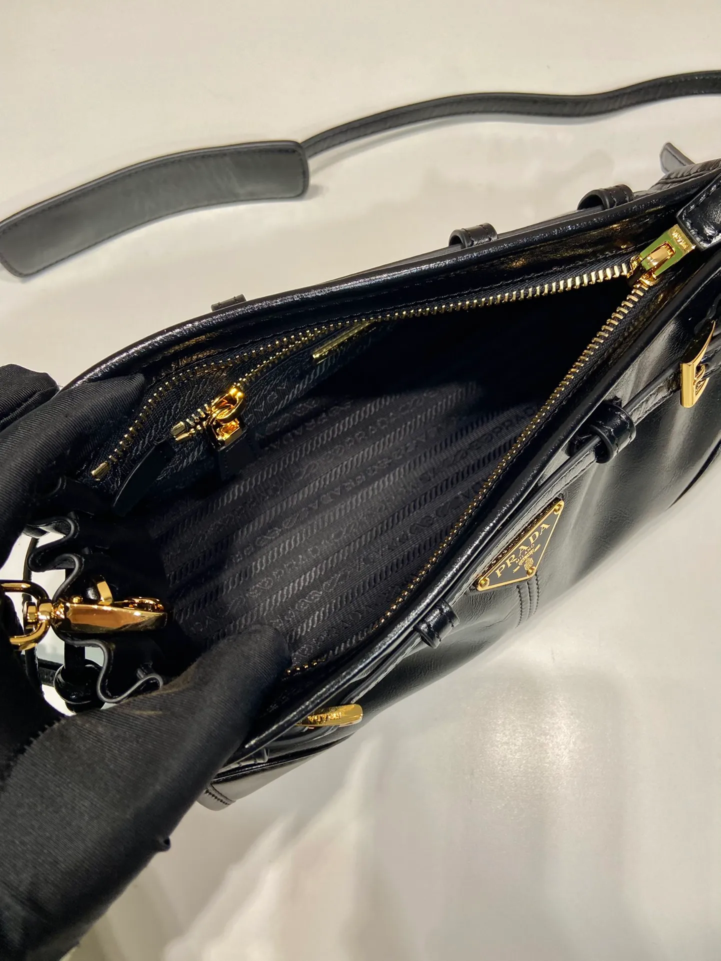💰1640🎉LusSolf oil wax leather🎉1BA215 crossbody bag🎉 This crossbody bag is made of imported oil wax leather. The shiny color exudes a classic atmosphere. It is equipped with a detachable and adjustable long shoulder strap, which is convenient for shoulder and crossbody carry. It has a very large capacity and is easy to use. It is definitely a must-have for fashionistas. Hurry up and take this retro style crossbody bag home! Length 26x height 14x base 12cm🎉🎉🎉👏👏👏
