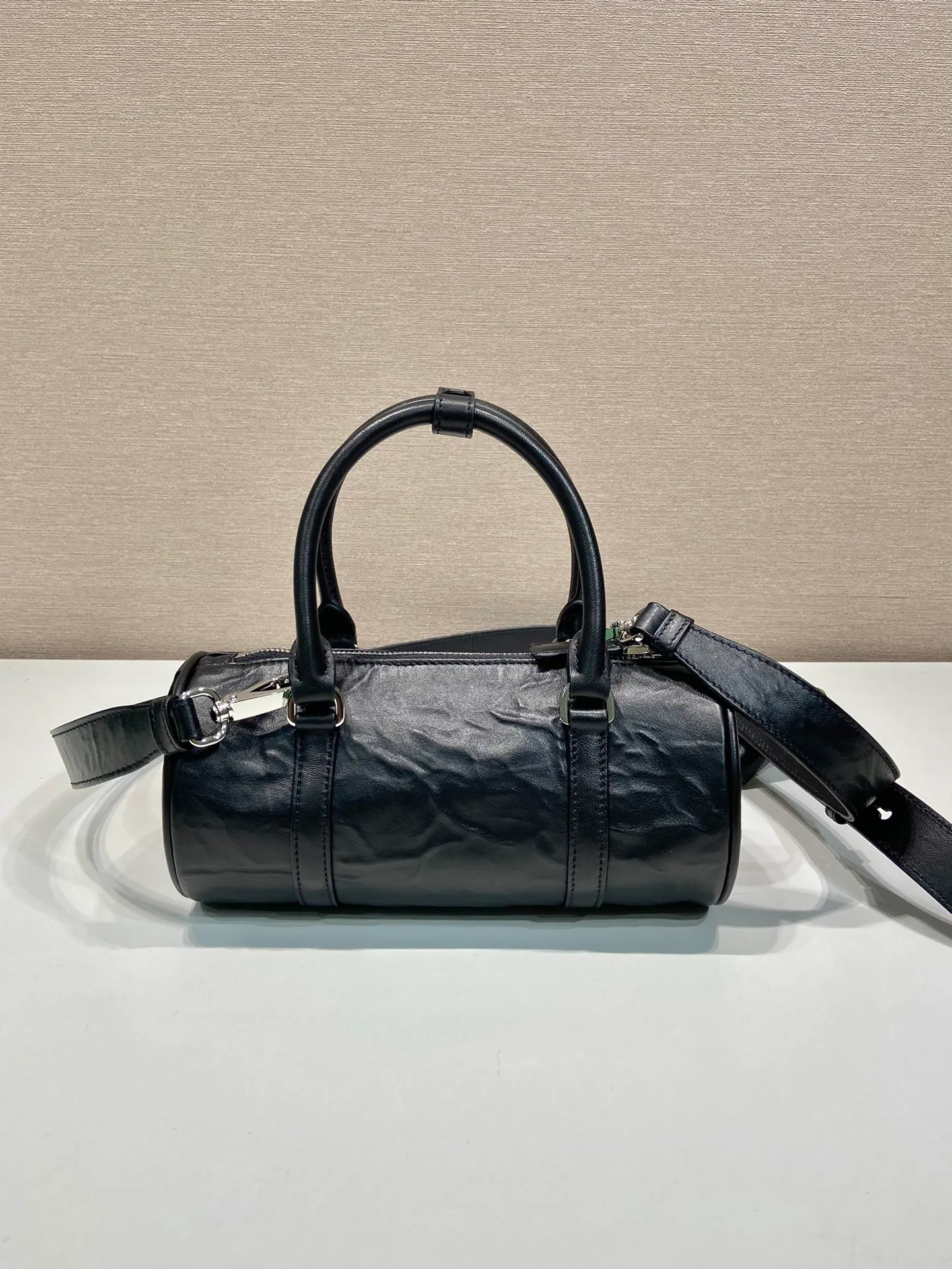 💰1520, 🎉New pillow bag 🎉1BA389 runway style🎉🎉 This casual and classic handbag is made of soft sheep leather inside and outside. The hand-made pleat effect is particularly fashionable. It is equipped with a detachable long shoulder strap and a small coin purse. The body is equipped with a front pocket design and large capacity. It was also unveiled in the 2023 spring and summer series fashion show. The upper body effect must be eye-catching. Babies, hurry up and get it🎉 Length 22x height 10x base 9cm🎉🎉🎉🍊🍊🍊