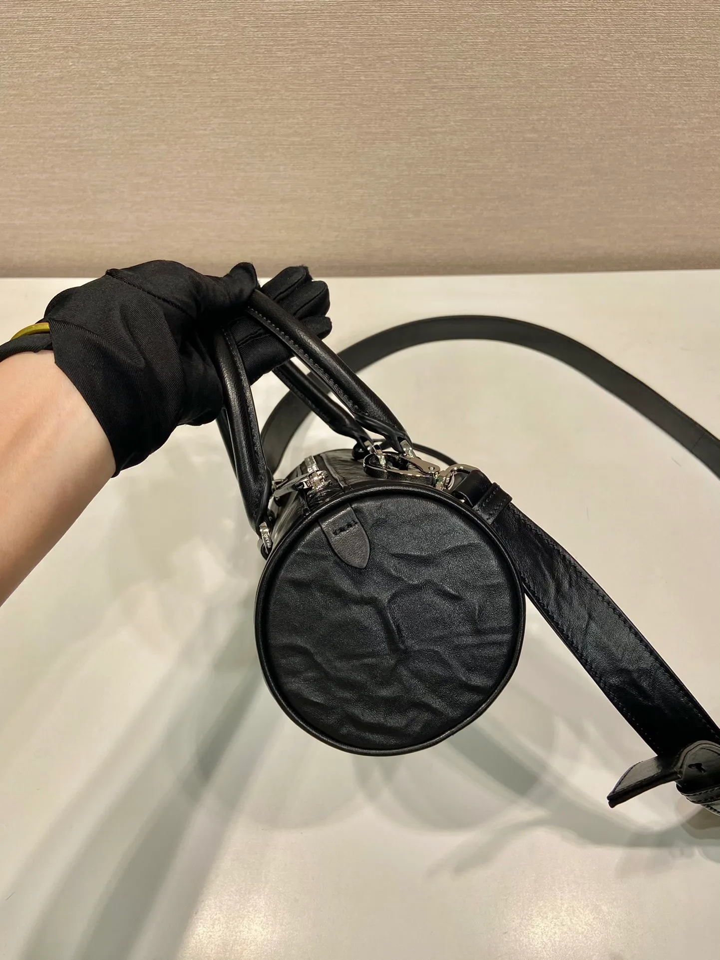 💰1520, 🎉New pillow bag 🎉1BA389 runway style🎉🎉 This casual and classic handbag is made of soft sheep leather inside and outside. The hand-made pleat effect is particularly fashionable. It is equipped with a detachable long shoulder strap and a small coin purse. The body is equipped with a front pocket design and large capacity. It was also unveiled in the 2023 spring and summer series fashion show. The upper body effect must be eye-catching. Babies, hurry up and get it🎉 Length 22x height 10x base 9cm🎉🎉🎉🍊🍊🍊
