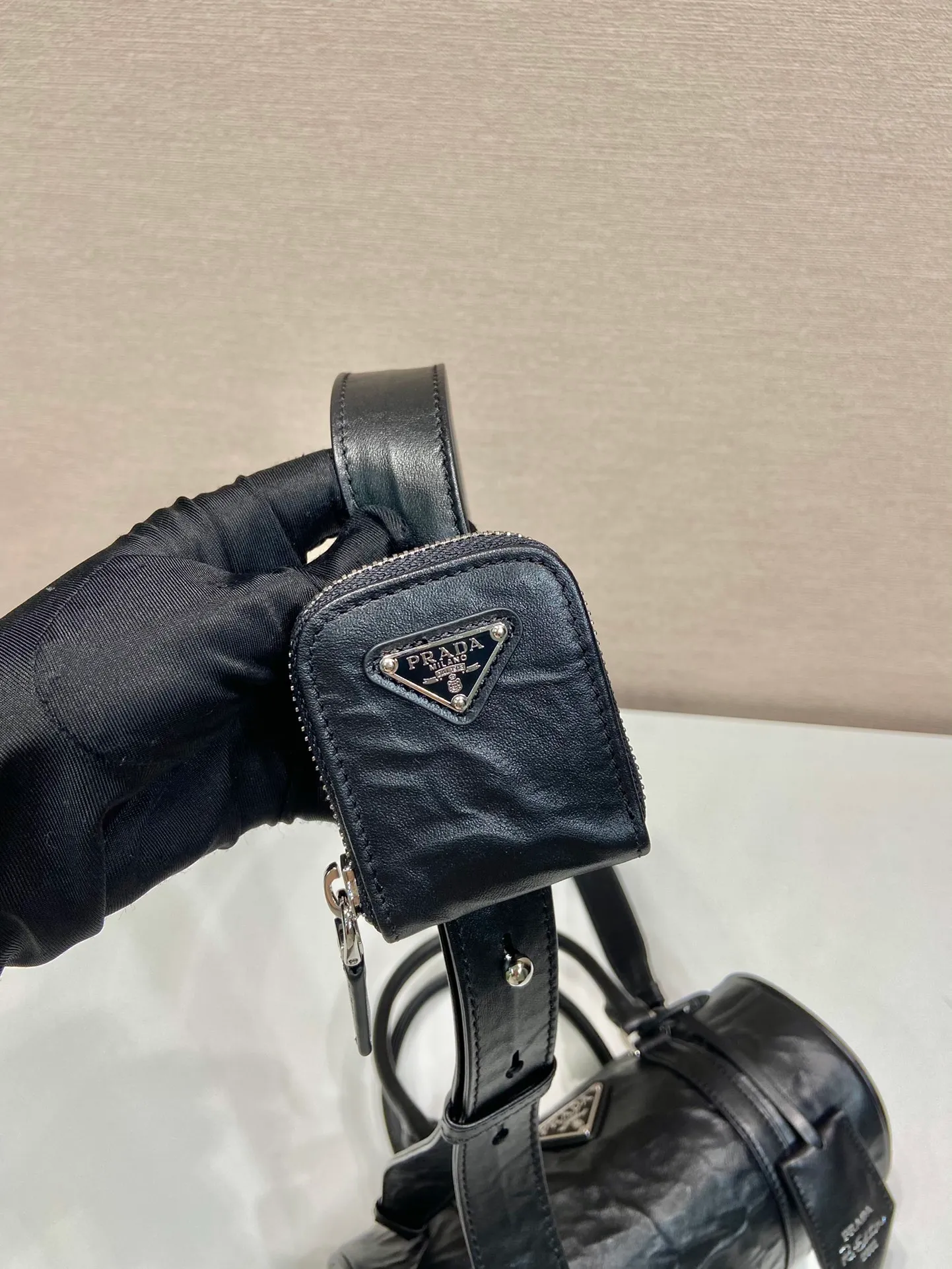 💰1520, 🎉New pillow bag 🎉1BA389 runway style🎉🎉 This casual and classic handbag is made of soft sheep leather inside and outside. The hand-made pleat effect is particularly fashionable. It is equipped with a detachable long shoulder strap and a small coin purse. The body is equipped with a front pocket design and large capacity. It was also unveiled in the 2023 spring and summer series fashion show. The upper body effect must be eye-catching. Babies, hurry up and get it🎉 Length 22x height 10x base 9cm🎉🎉🎉🍊🍊🍊