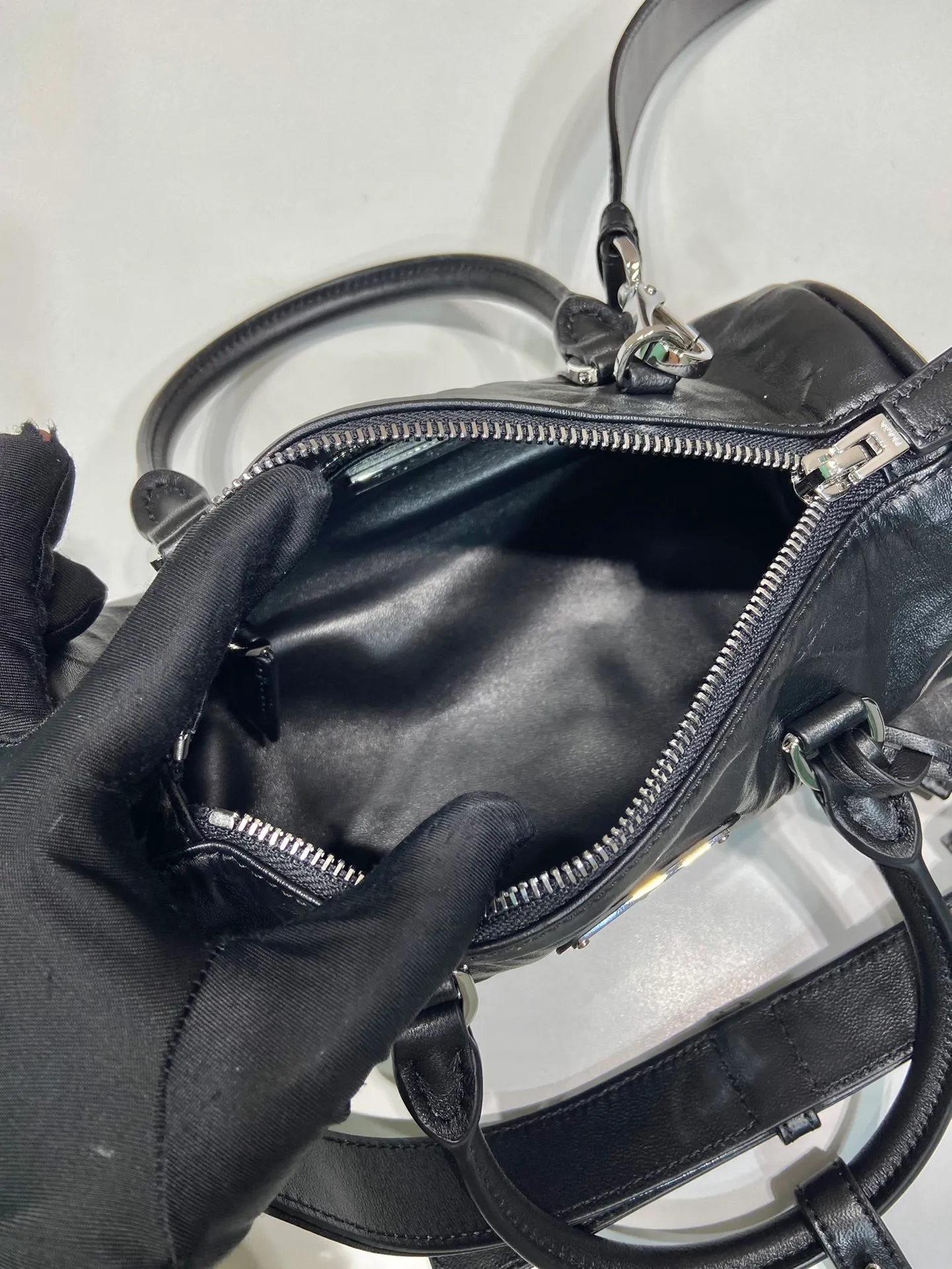 💰1520, 🎉New pillow bag 🎉1BA389 runway style🎉🎉 This casual and classic handbag is made of soft sheep leather inside and outside. The hand-made pleat effect is particularly fashionable. It is equipped with a detachable long shoulder strap and a small coin purse. The body is equipped with a front pocket design and large capacity. It was also unveiled in the 2023 spring and summer series fashion show. The upper body effect must be eye-catching. Babies, hurry up and get it🎉 Length 22x height 10x base 9cm🎉🎉🎉🍊🍊🍊