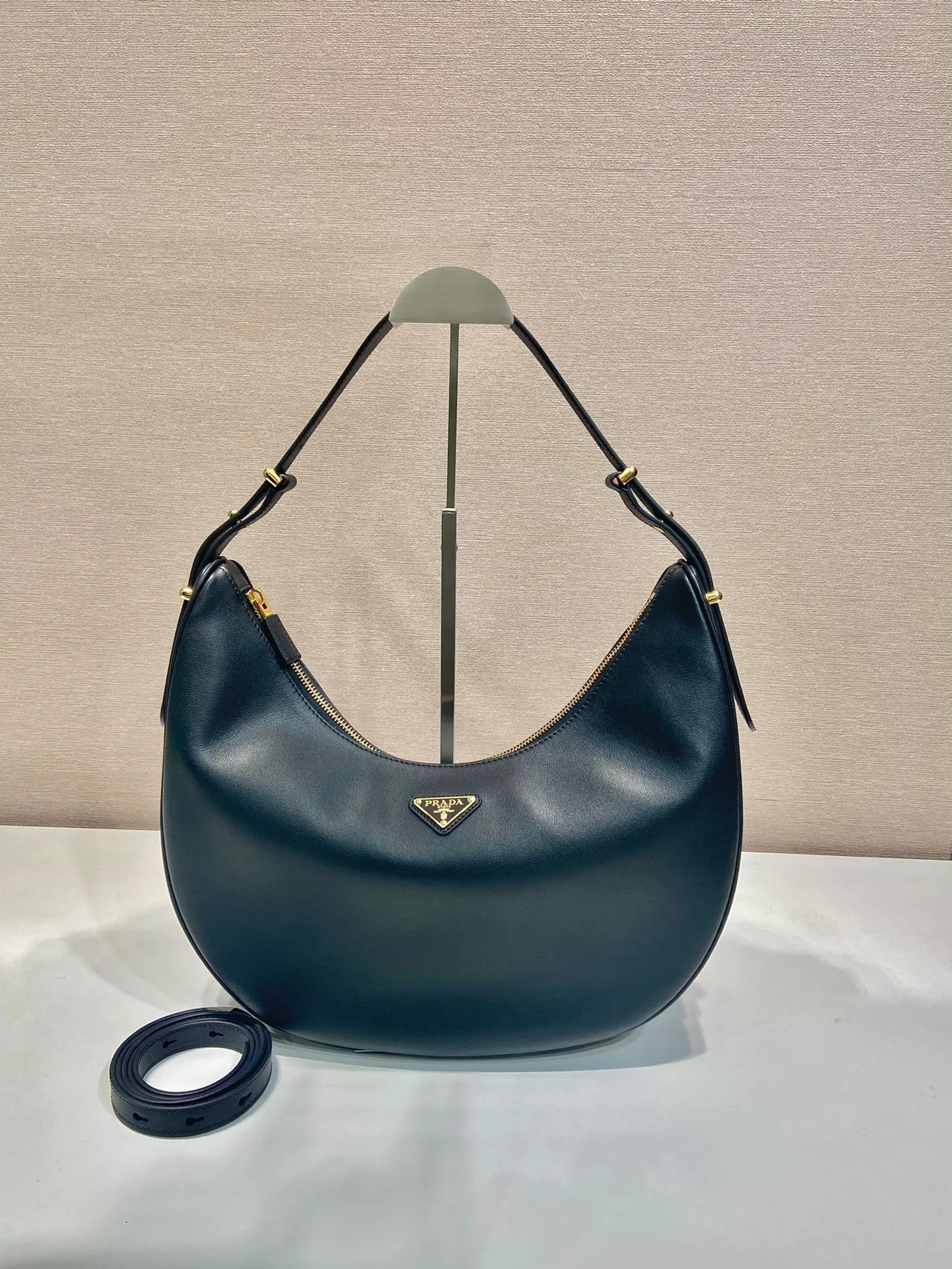 💰1840🎉Large Moon Handbag🎉1BC212 Large🎉🎉 The design of this shoulder bag is inspired by the exploration of the Hobo silhouette, with soft lines and a modern feel. The gentle leather outline is combined with ample capacity and space. It is embellished with metal hardware accessories and is equipped with two adjustable long/short shoulder straps, which can be exchanged for different occasions. The upper body effect is very fashionable and elegant, hurry up and get it🎉🎉, it is another popular style that will never go out of style🎉🎉Length 35x Height 22.5x Bottom 8cm🎉🎉🎉👏👏👏