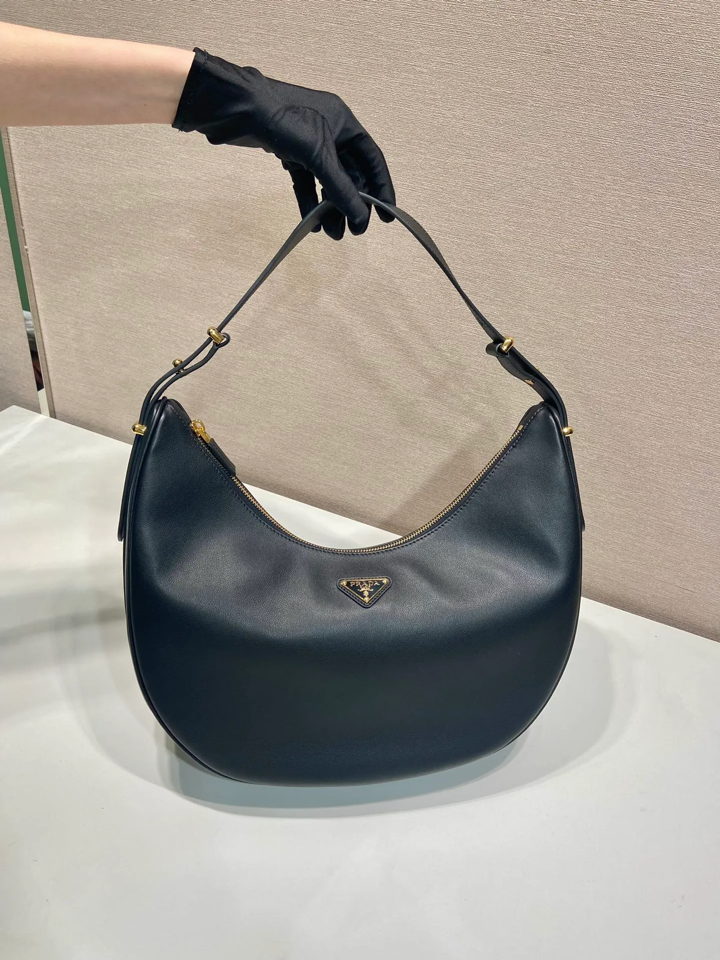 💰1840🎉Large Moon Handbag🎉1BC212 Large🎉🎉 The design of this shoulder bag is inspired by the exploration of the Hobo silhouette, with soft lines and a modern feel. The gentle leather outline is combined with ample capacity and space. It is embellished with metal hardware accessories and is equipped with two adjustable long/short shoulder straps, which can be exchanged for different occasions. The upper body effect is very fashionable and elegant, hurry up and get it🎉🎉, it is another popular style that will never go out of style🎉🎉Length 35x Height 22.5x Bottom 8cm🎉🎉🎉👏👏👏
