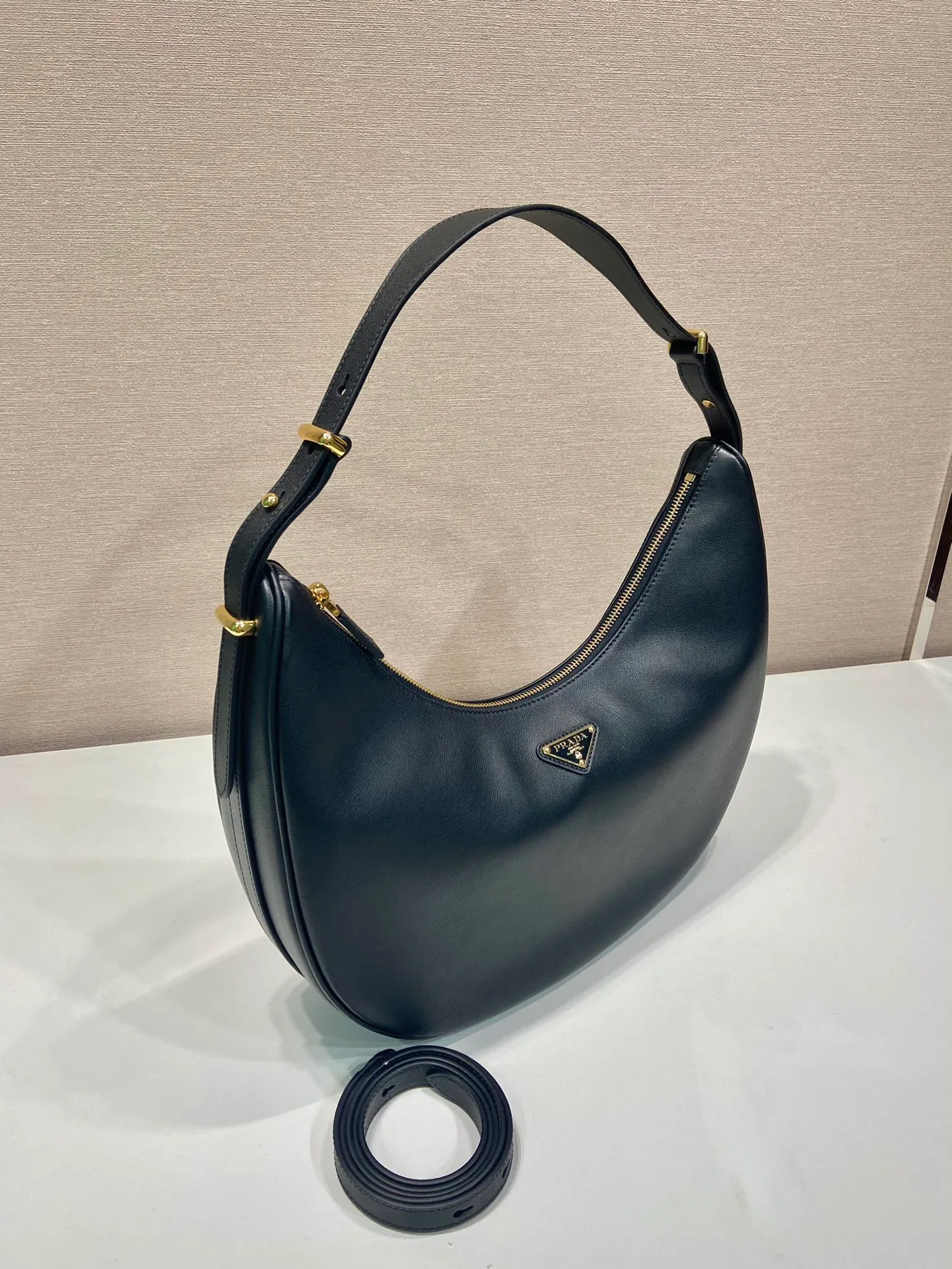 💰1840🎉Large Moon Handbag🎉1BC212 Large🎉🎉 The design of this shoulder bag is inspired by the exploration of the Hobo silhouette, with soft lines and a modern feel. The gentle leather outline is combined with ample capacity and space. It is embellished with metal hardware accessories and is equipped with two adjustable long/short shoulder straps, which can be exchanged for different occasions. The upper body effect is very fashionable and elegant, hurry up and get it🎉🎉, it is another popular style that will never go out of style🎉🎉Length 35x Height 22.5x Bottom 8cm🎉🎉🎉👏👏👏