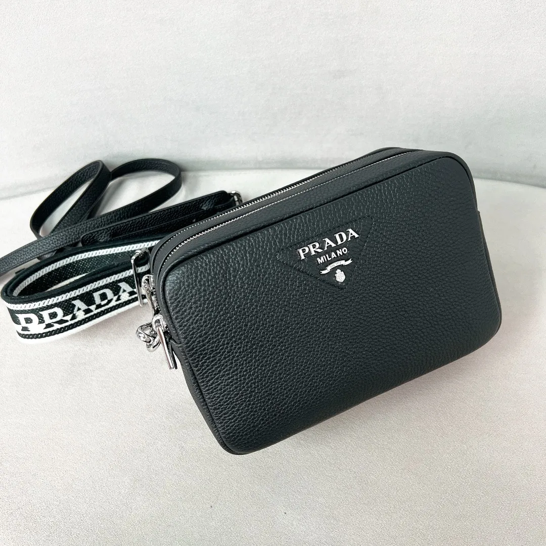 💰1700✨New product launch✨The latest pebbled shoulder bag with double zipper 1BH082 is carefully made of soft textured pebbled calfskin. The bag has a rounded and soft silhouette. Multi-functional detachable embroidered shoulder straps and leather shoulder straps. Double zipper compartments for more convenient storage. Outstanding and elegant style. Can be carried in hand, on one shoulder or crossbody. A handbag that perfectly blends classic heritage with the trend of the times. Fairy must-have black size 22*14.5*8.5cm