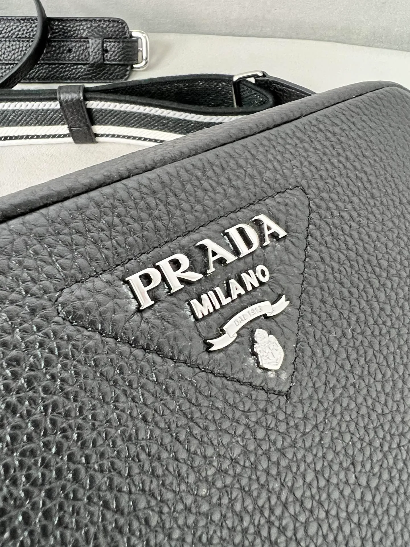💰1700✨New product launch✨The latest pebbled shoulder bag with double zipper 1BH082 is carefully made of soft textured pebbled calfskin. The bag has a rounded and soft silhouette. Multi-functional detachable embroidered shoulder straps and leather shoulder straps. Double zipper compartments for more convenient storage. Outstanding and elegant style. Can be carried in hand, on one shoulder or crossbody. A handbag that perfectly blends classic heritage with the trend of the times. Fairy must-have black size 22*14.5*8.5cm