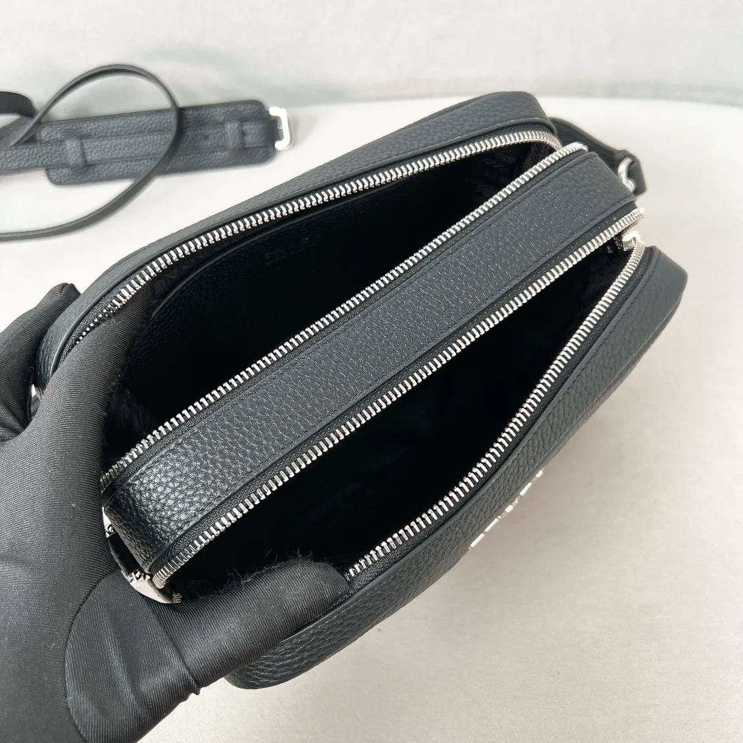 💰1700✨New product launch✨The latest pebbled shoulder bag with double zipper 1BH082 is carefully made of soft textured pebbled calfskin. The bag has a rounded and soft silhouette. Multi-functional detachable embroidered shoulder straps and leather shoulder straps. Double zipper compartments for more convenient storage. Outstanding and elegant style. Can be carried in hand, on one shoulder or crossbody. A handbag that perfectly blends classic heritage with the trend of the times. Fairy must-have black size 22*14.5*8.5cm
