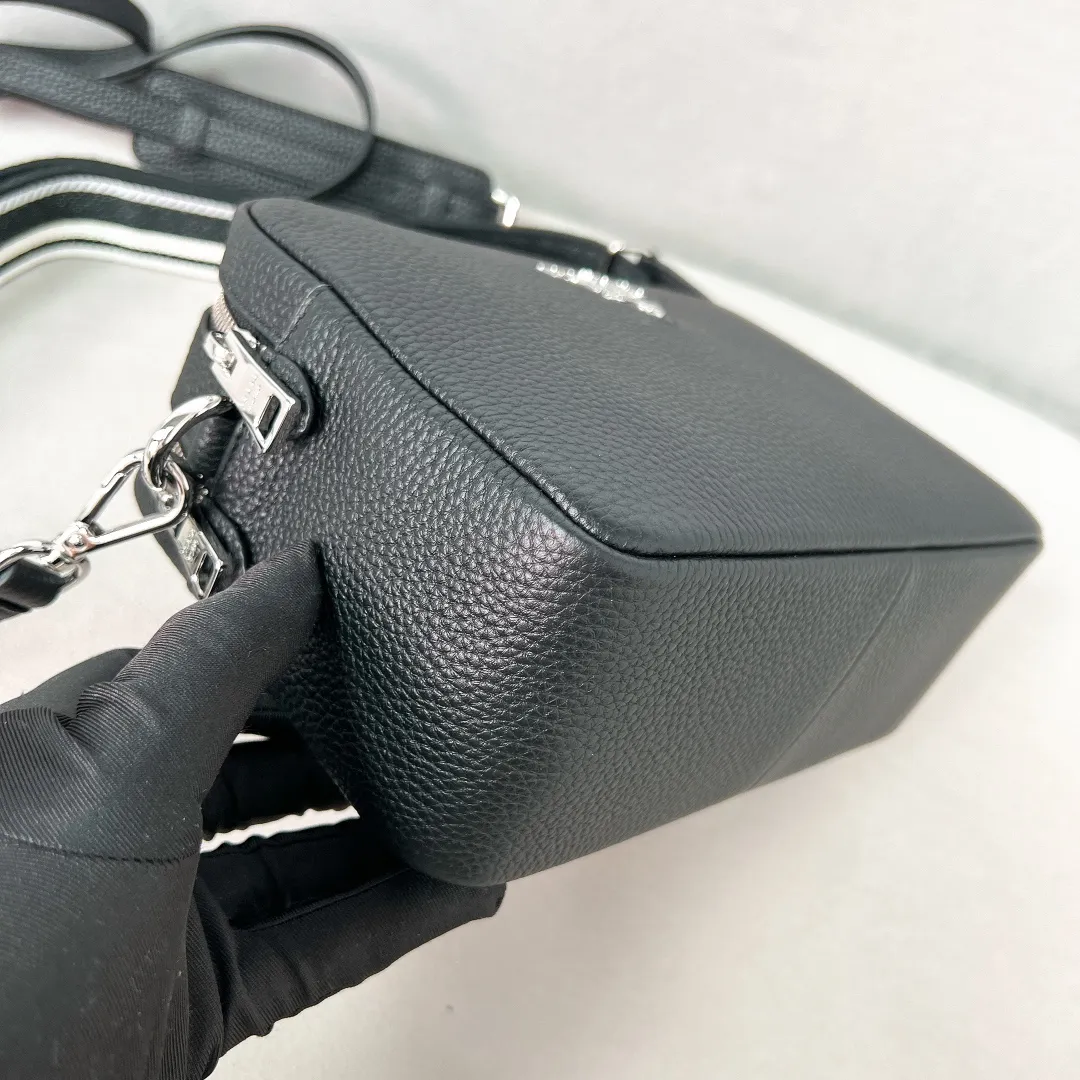 💰1700✨New product launch✨The latest pebbled shoulder bag with double zipper 1BH082 is carefully made of soft textured pebbled calfskin. The bag has a rounded and soft silhouette. Multi-functional detachable embroidered shoulder straps and leather shoulder straps. Double zipper compartments for more convenient storage. Outstanding and elegant style. Can be carried in hand, on one shoulder or crossbody. A handbag that perfectly blends classic heritage with the trend of the times. Fairy must-have black size 22*14.5*8.5cm