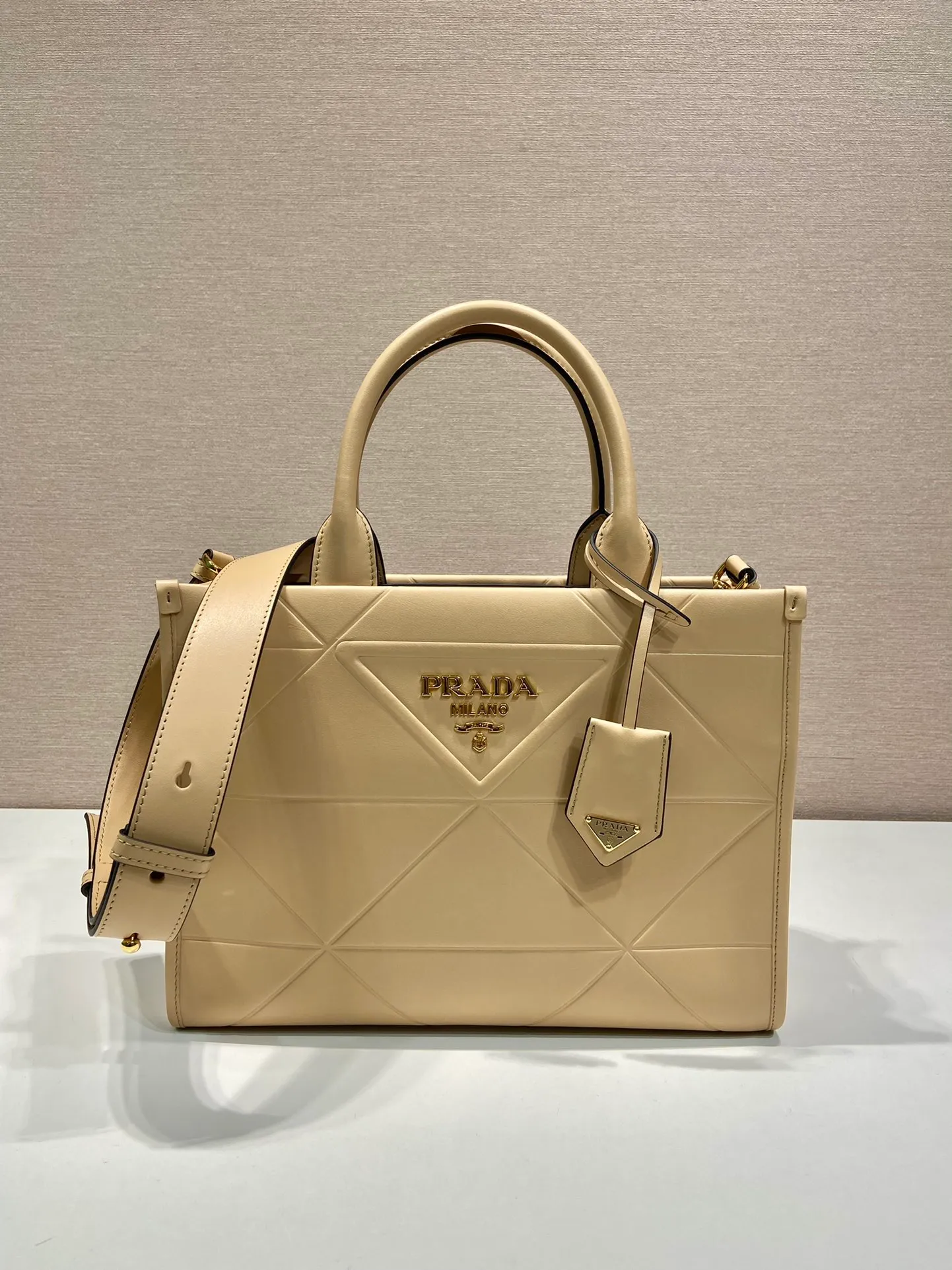 💰1800🎉 New Triangular Diamond Tote Bag 🎉 Tote Bag 🎉1BA379 Small/Long Shoulder Strap 🎉 This tote bag is made of imported calfskin, with a pure handmade triangular diamond design, and the mark is composed of an embossed triangle and a hardware mark. Interior compartment with zip pockets. Simple and elegant, full of fashion sense. Babies, hurry up and get started. 🎉 Length 30x Height 23x Bottom 9cm