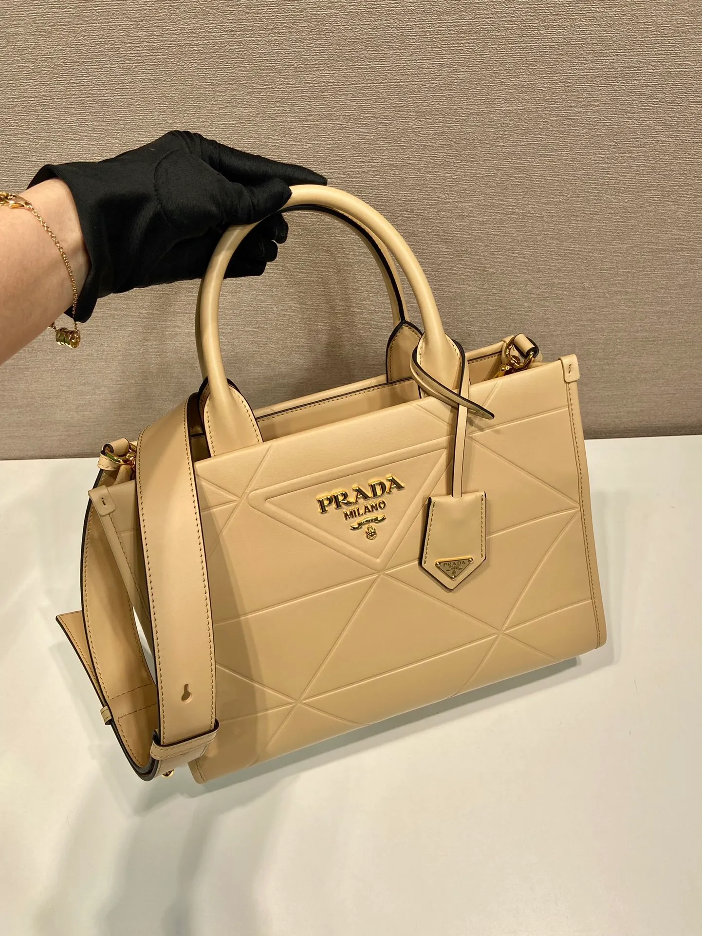 💰1800🎉 New Triangular Diamond Tote Bag 🎉 Tote Bag 🎉1BA379 Small/Long Shoulder Strap 🎉 This tote bag is made of imported calfskin, with a pure handmade triangular diamond design, and the mark is composed of an embossed triangle and a hardware mark. Interior compartment with zip pockets. Simple and elegant, full of fashion sense. Babies, hurry up and get started. 🎉 Length 30x Height 23x Bottom 9cm