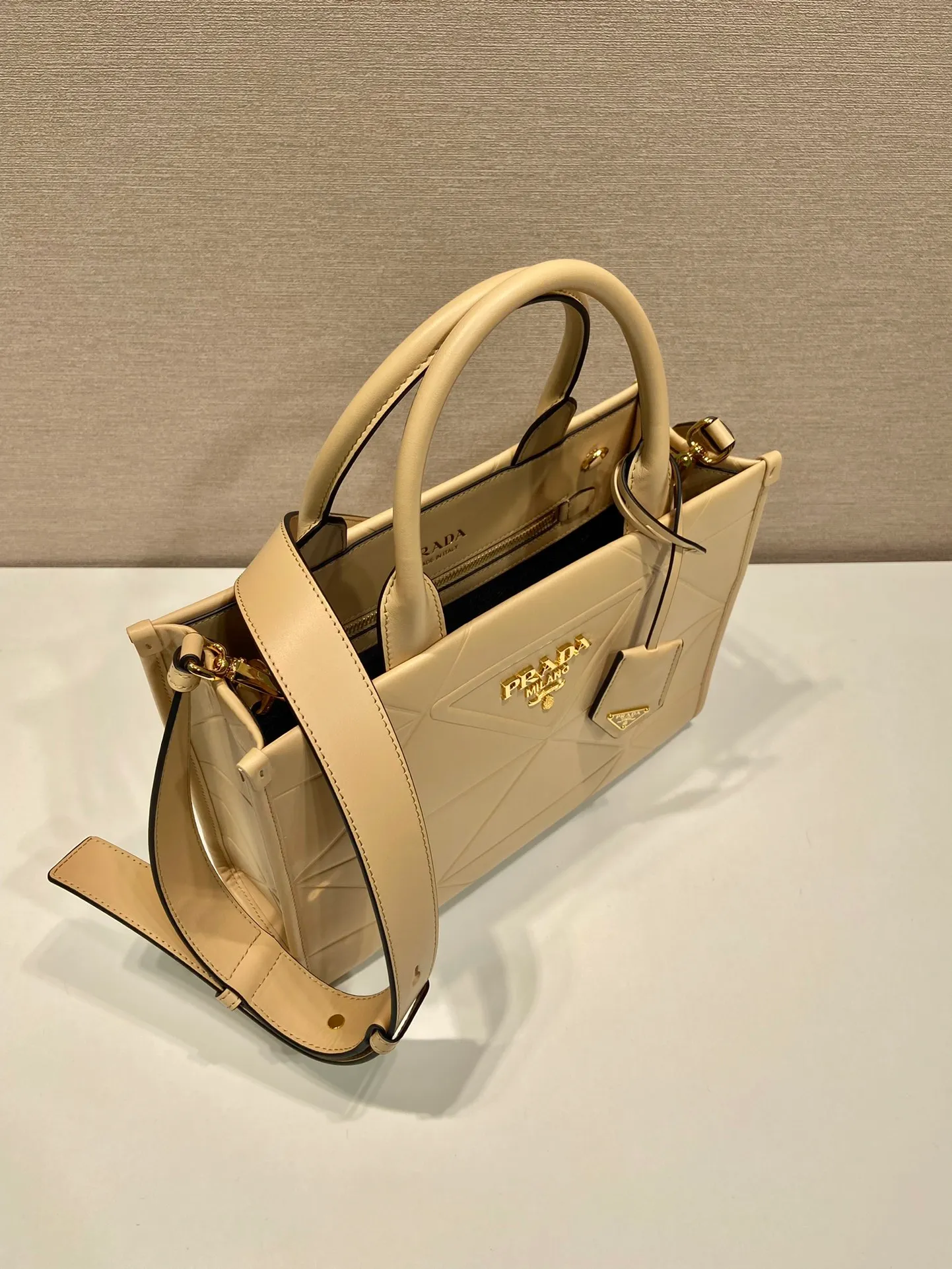 💰1800🎉 New Triangular Diamond Tote Bag 🎉 Tote Bag 🎉1BA379 Small/Long Shoulder Strap 🎉 This tote bag is made of imported calfskin, with a pure handmade triangular diamond design, and the mark is composed of an embossed triangle and a hardware mark. Interior compartment with zip pockets. Simple and elegant, full of fashion sense. Babies, hurry up and get started. 🎉 Length 30x Height 23x Bottom 9cm