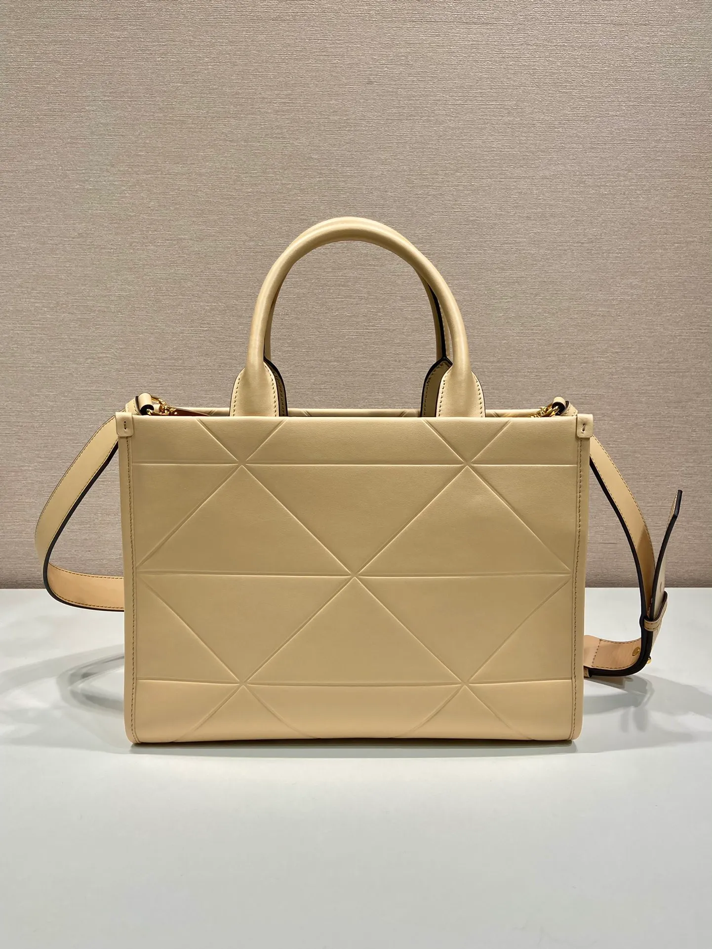 💰1800🎉 New Triangular Diamond Tote Bag 🎉 Tote Bag 🎉1BA379 Small/Long Shoulder Strap 🎉 This tote bag is made of imported calfskin, with a pure handmade triangular diamond design, and the mark is composed of an embossed triangle and a hardware mark. Interior compartment with zip pockets. Simple and elegant, full of fashion sense. Babies, hurry up and get started. 🎉 Length 30x Height 23x Bottom 9cm